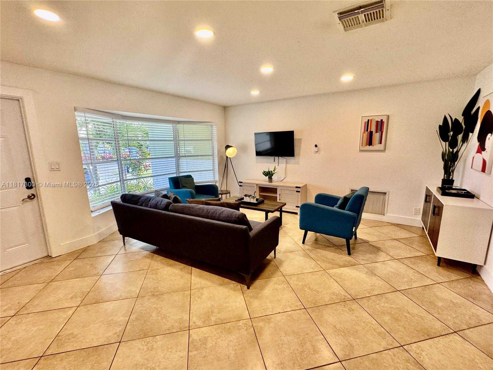 Small Image of 6481 KIMBERLY BLVD, North Lauderdale Number 3