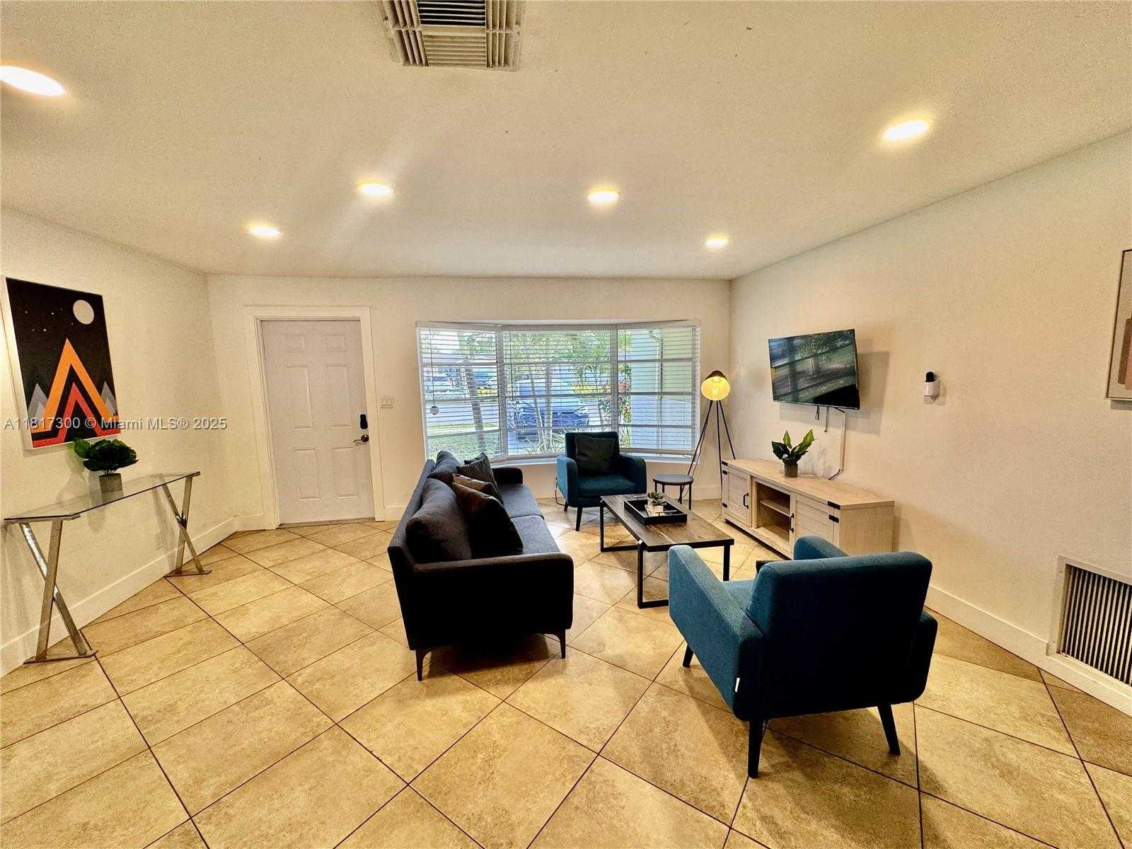Small Image of 6481 KIMBERLY BLVD, North Lauderdale Number 5