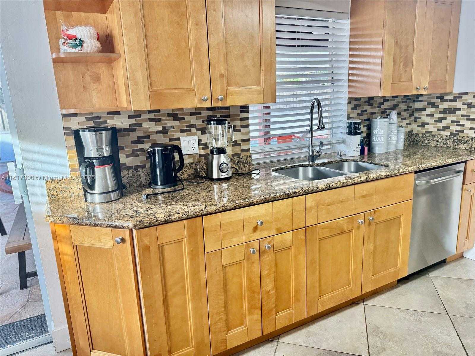 Small Image of 6481 KIMBERLY BLVD, North Lauderdale Number 9