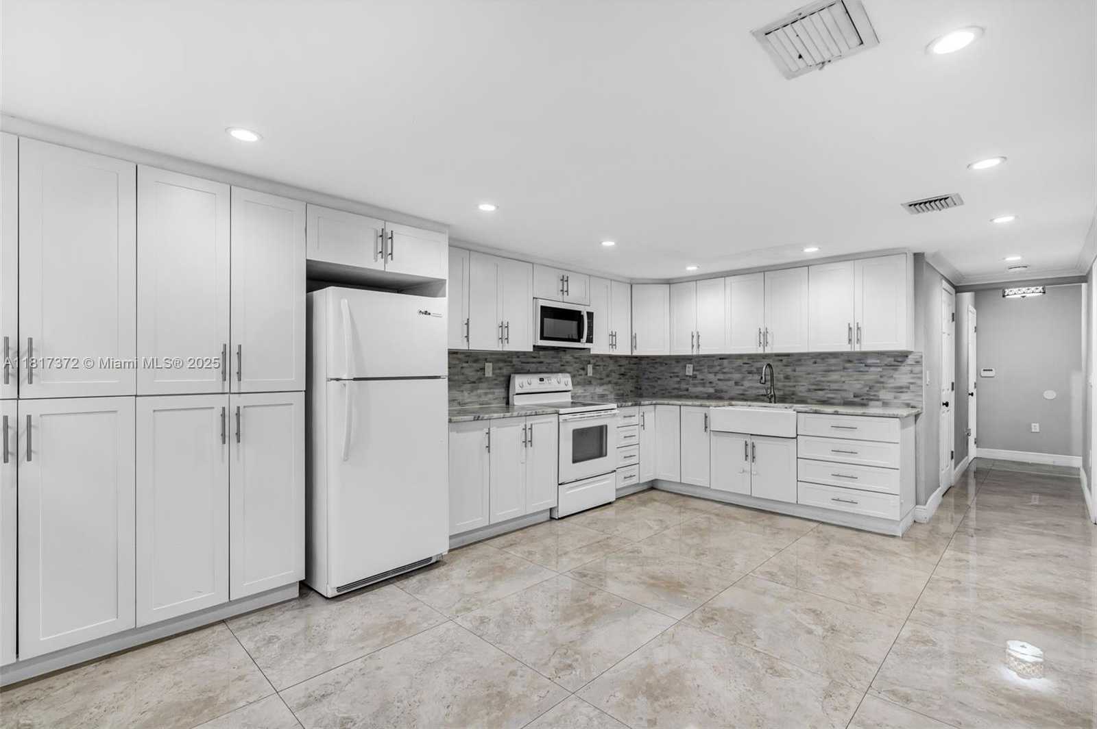 Small Image of 810 EAST 9TH PL, Hialeah Number 10