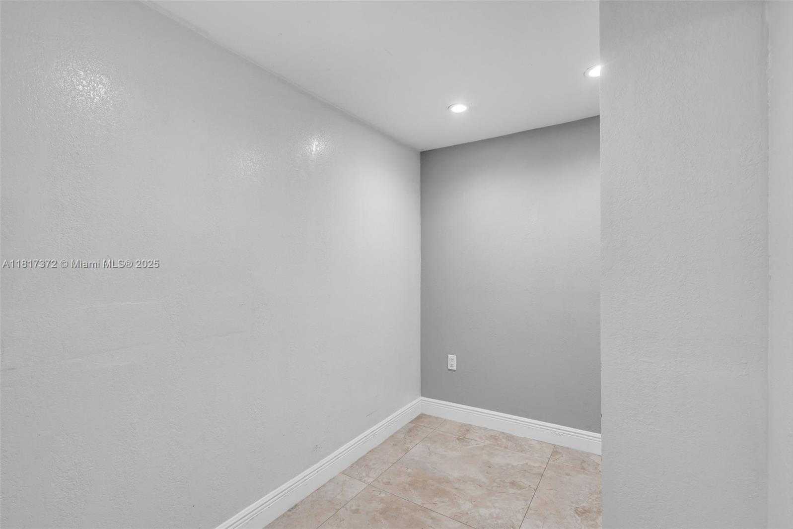 Small Image of 810 EAST 9TH PL, Hialeah Number 11