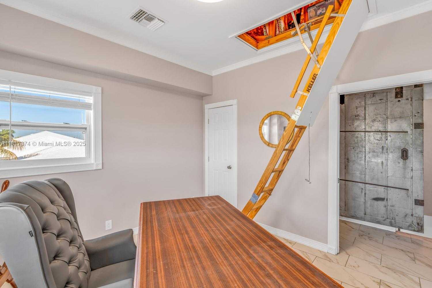 Small Image of 131 AVENUE G, Marathon Number 14
