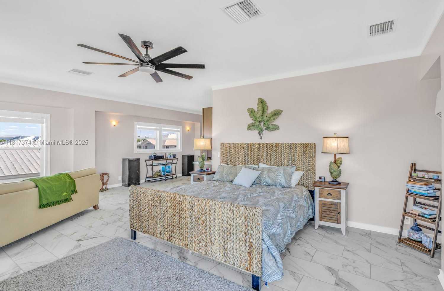 Small Image of 131 AVENUE G, Marathon Number 15