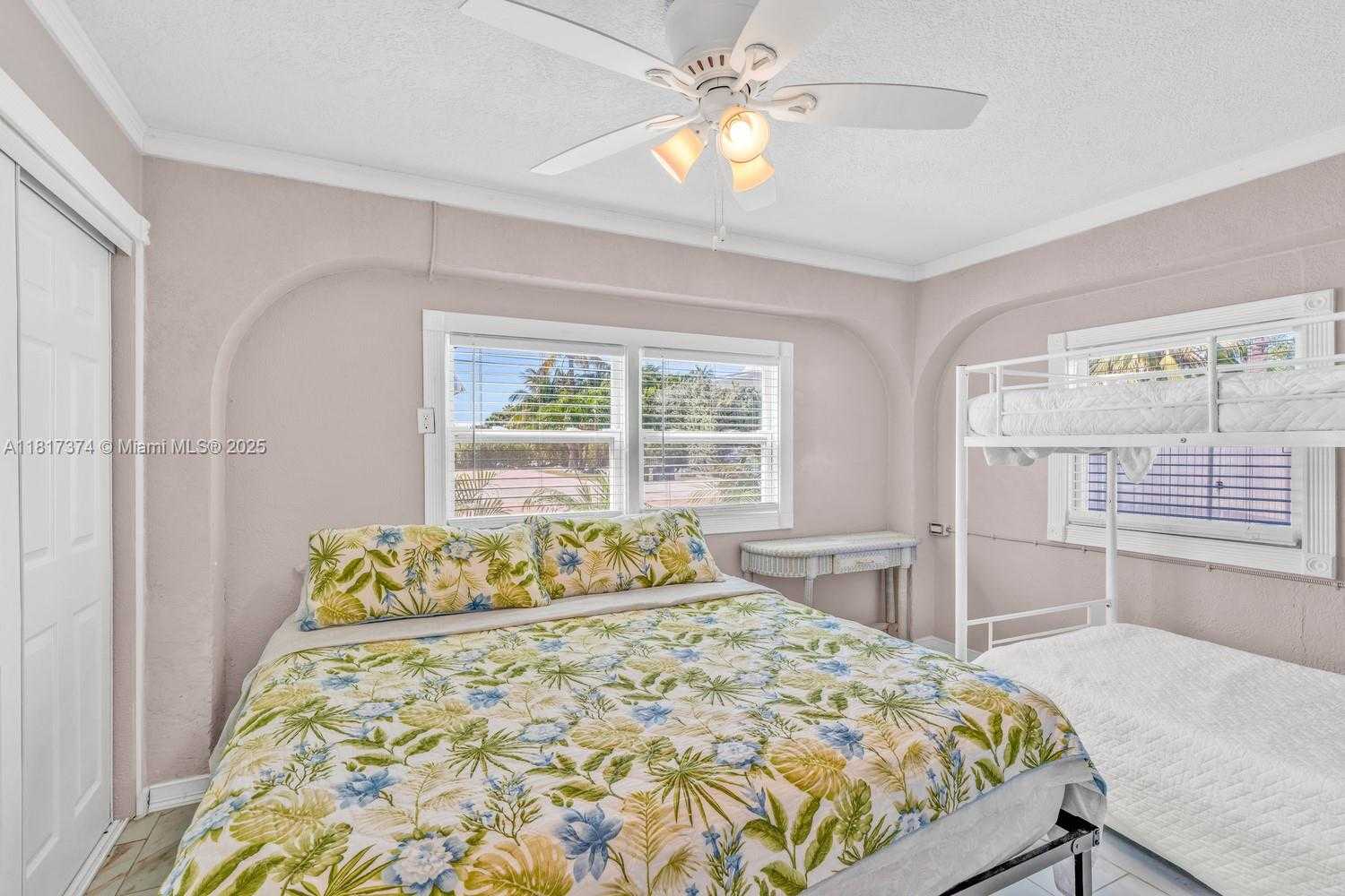 Small Image of 131 AVENUE G, Marathon Number 24