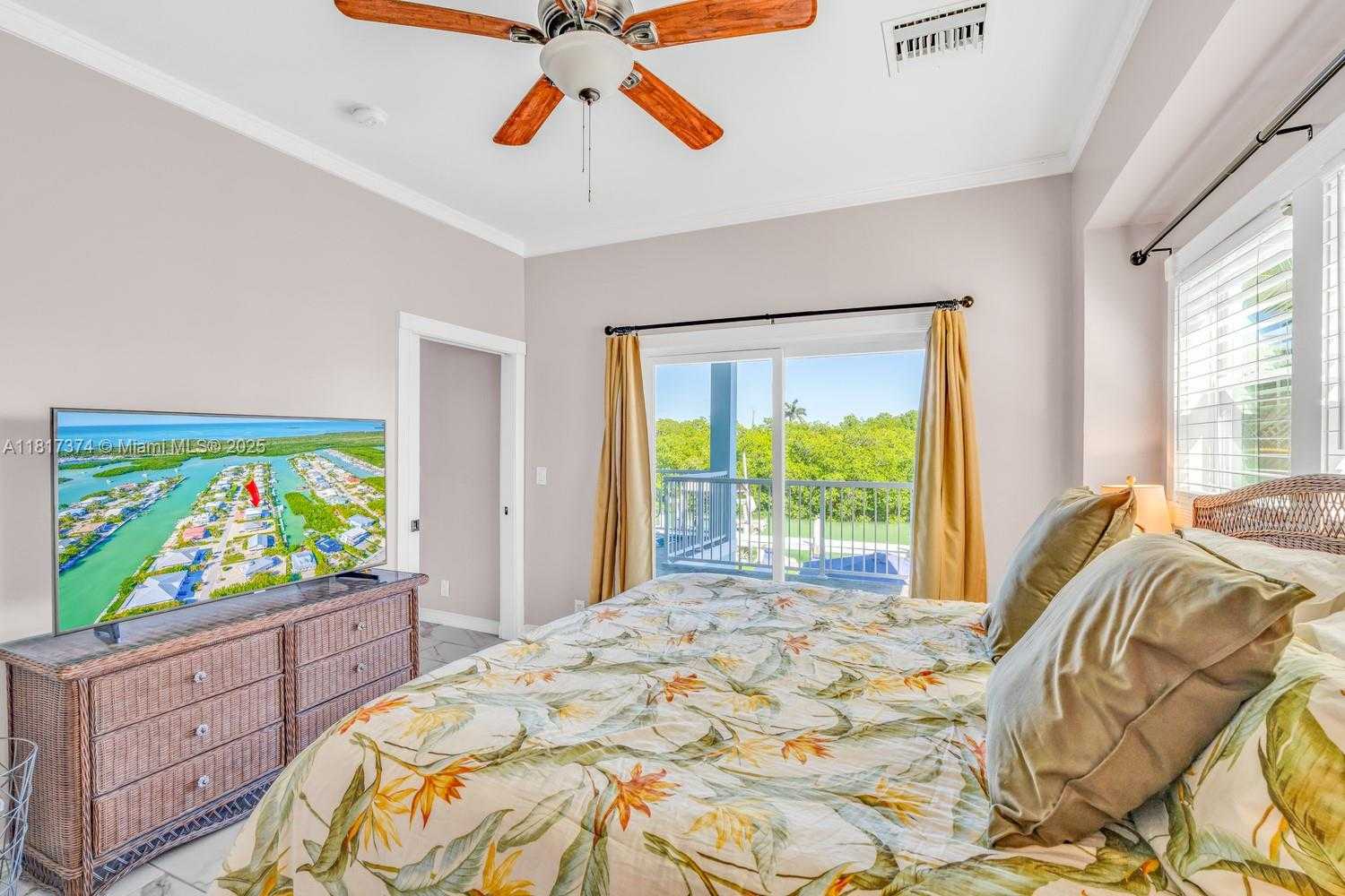 Small Image of 131 AVENUE G, Marathon Number 31