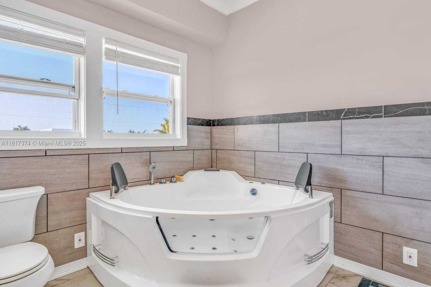 Small Image of 131 AVENUE G, Marathon Number 4