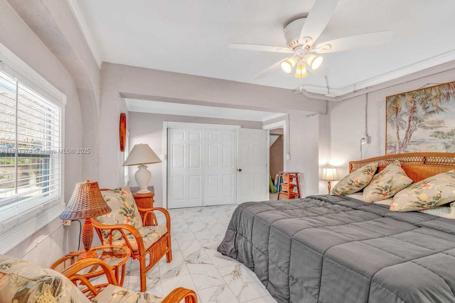 Small Image of 131 AVENUE G, Marathon Number 71