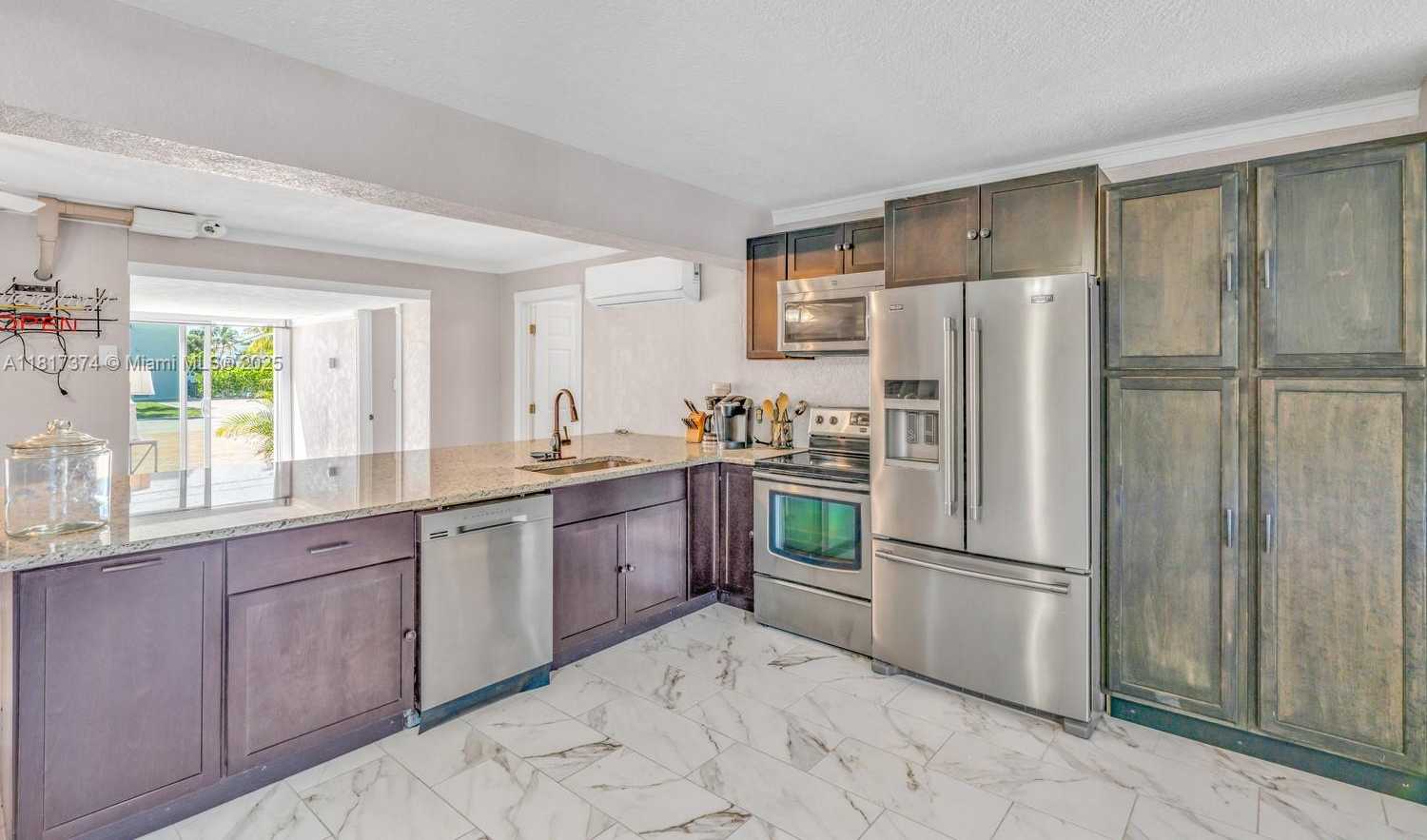 Small Image of 131 AVENUE G, Marathon Number 74