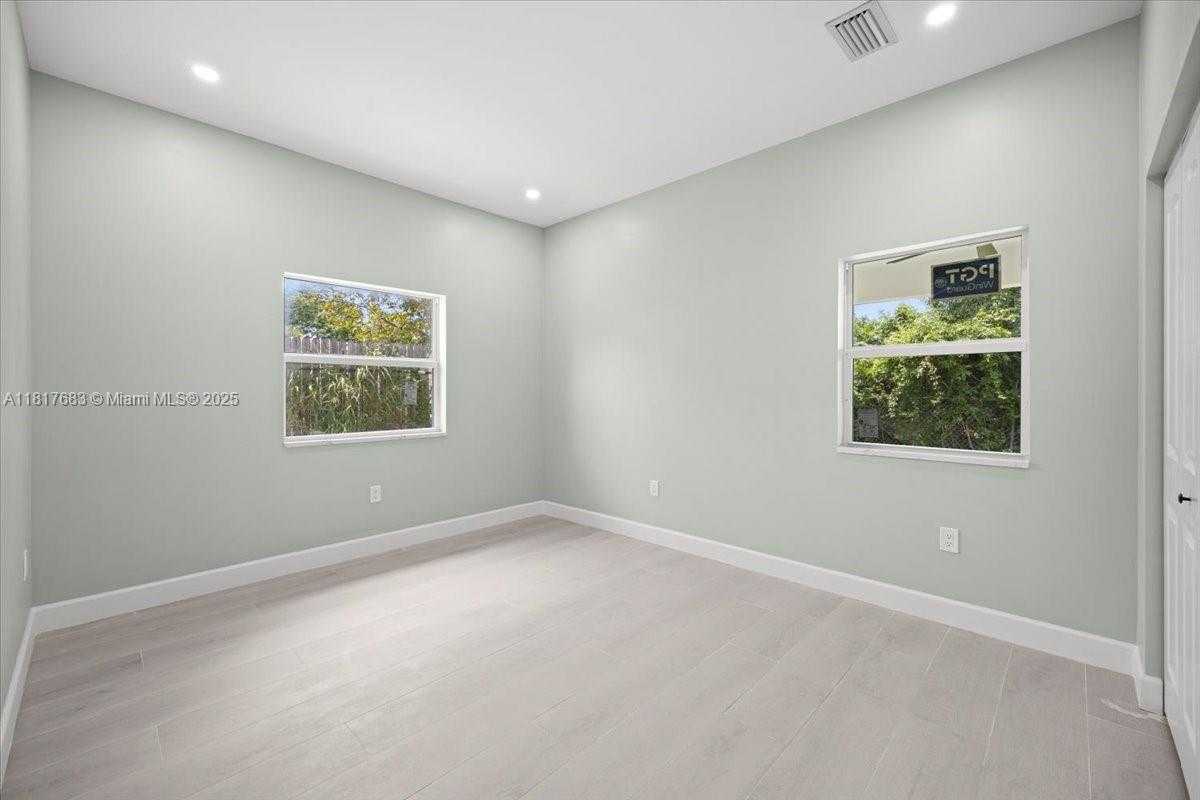 Small Image of 930 34TH ST, West Palm Beach Number 25