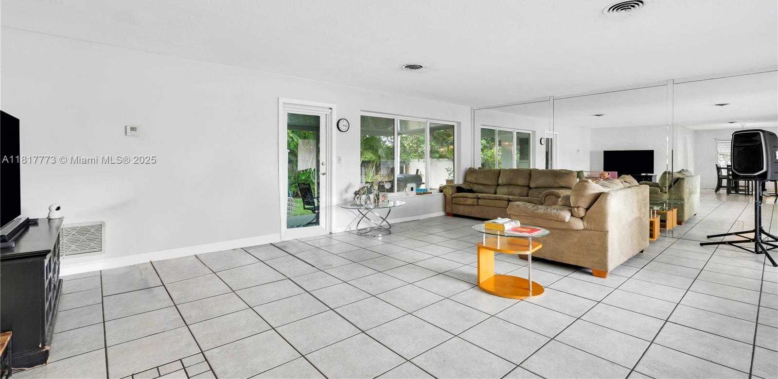 Small Image of 3145 HOLLYWOOD BLVD, Hollywood Number 16