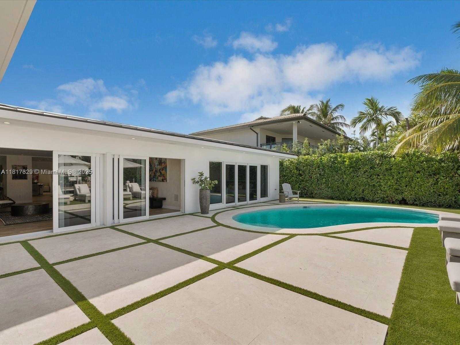 Small Image of 2371 BAYVIEW LN, North Miami Number 28