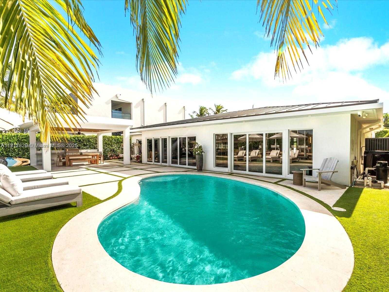 Small Image of 2371 BAYVIEW LN, North Miami Number 29