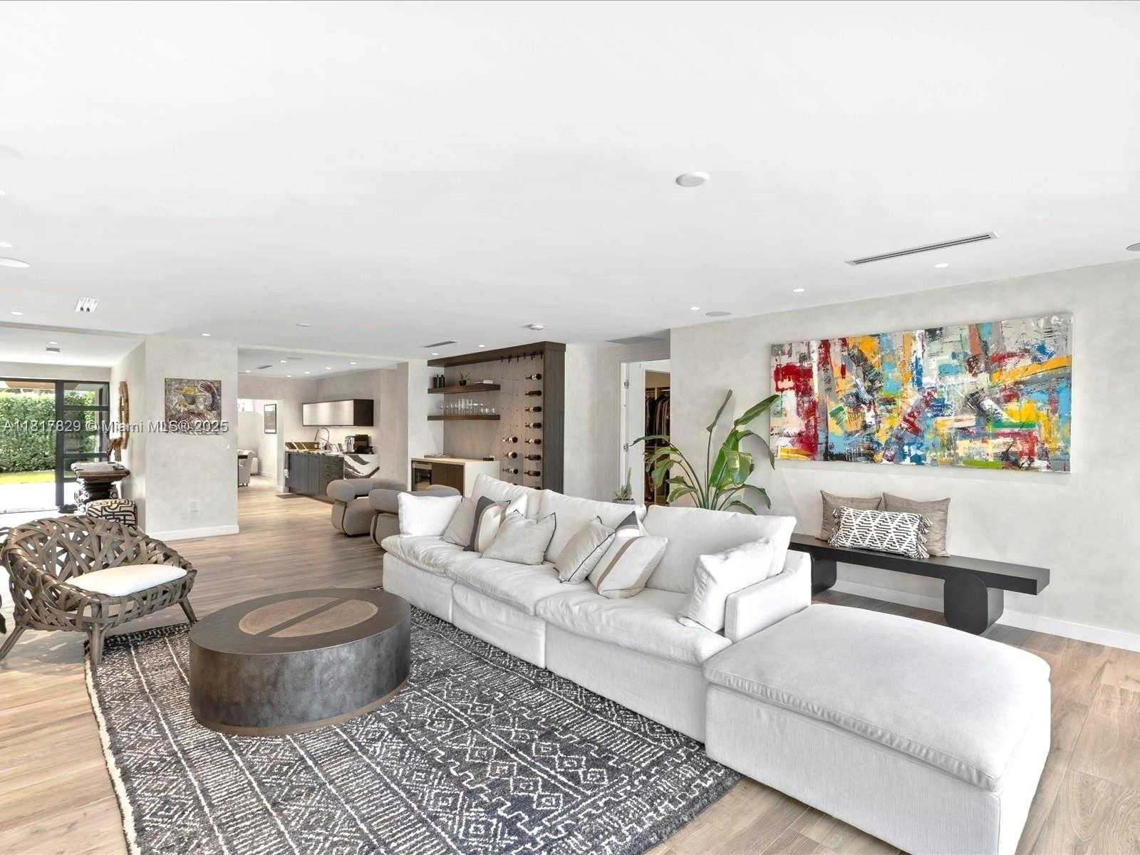 Small Image of 2371 BAYVIEW LN, North Miami Number 37