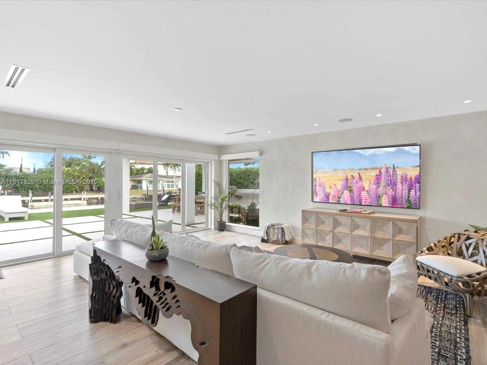 Small Image of 2371 BAYVIEW LN, North Miami Number 39