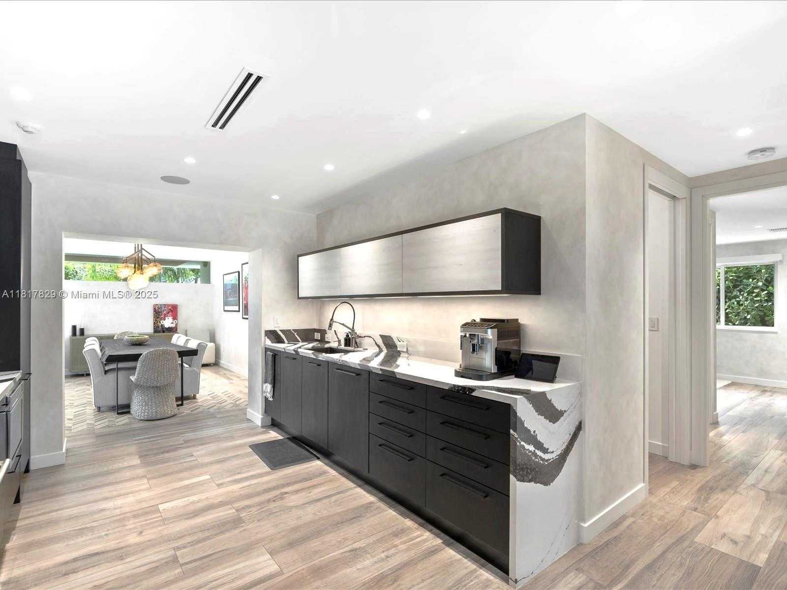 Small Image of 2371 BAYVIEW LN, North Miami Number 44
