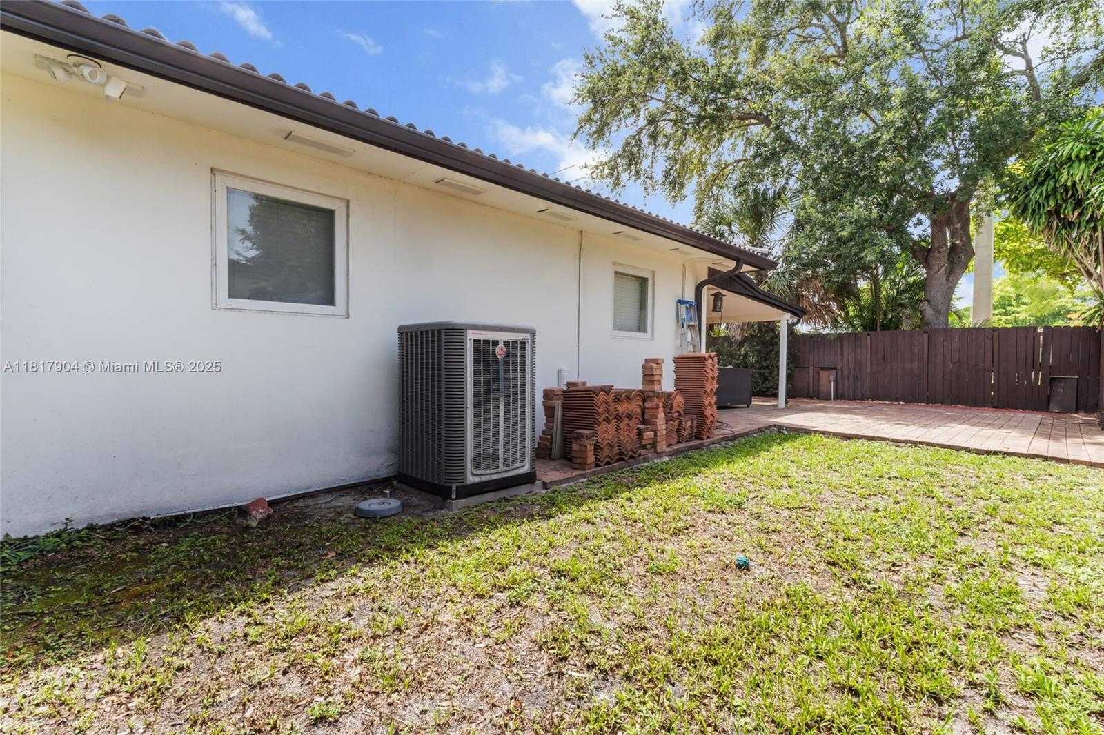 Small Image of 6301 LAKE GENEVA RD, Miami Lakes Number 33