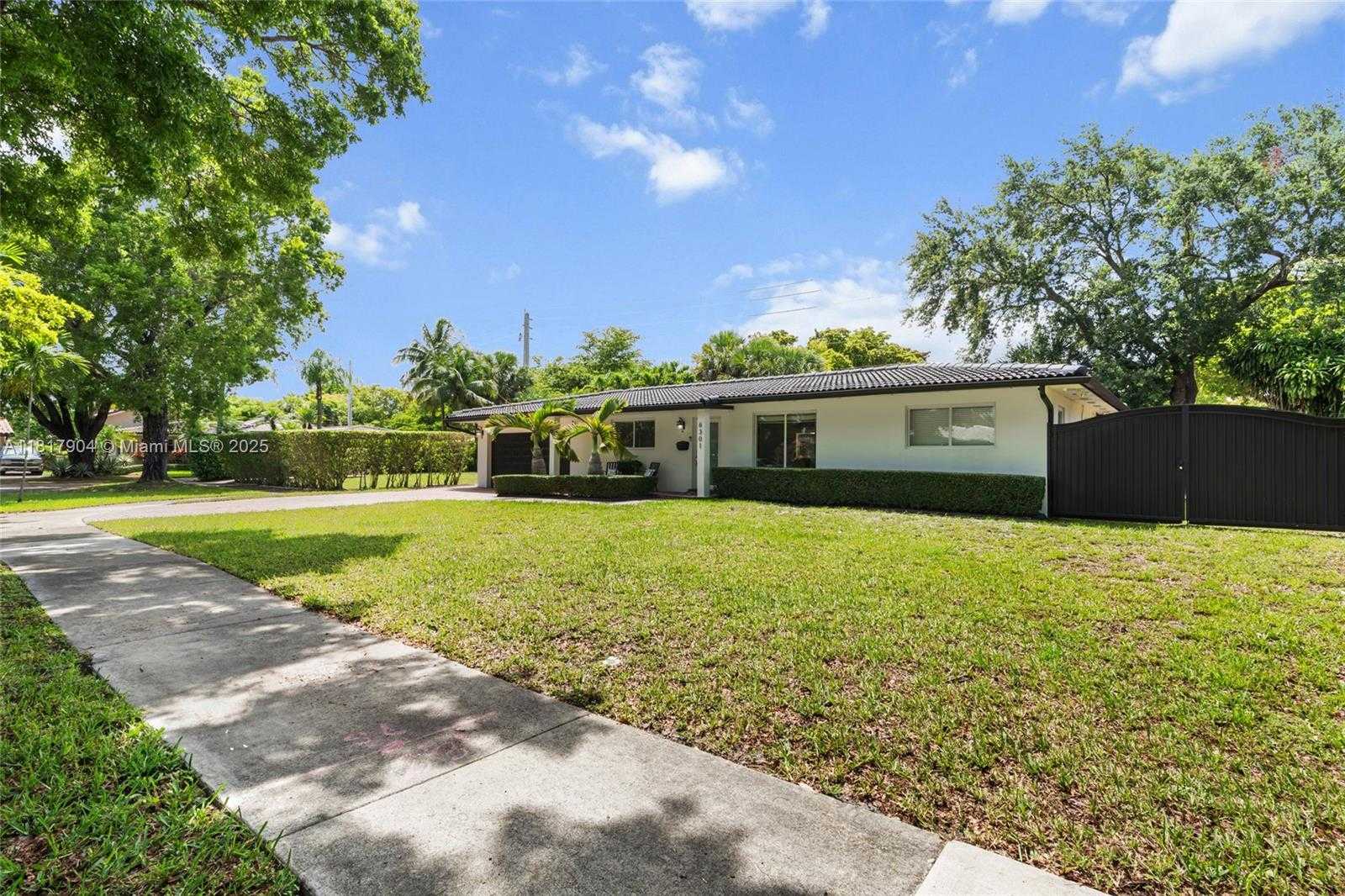 Small Image of 6301 LAKE GENEVA RD, Miami Lakes Number 4