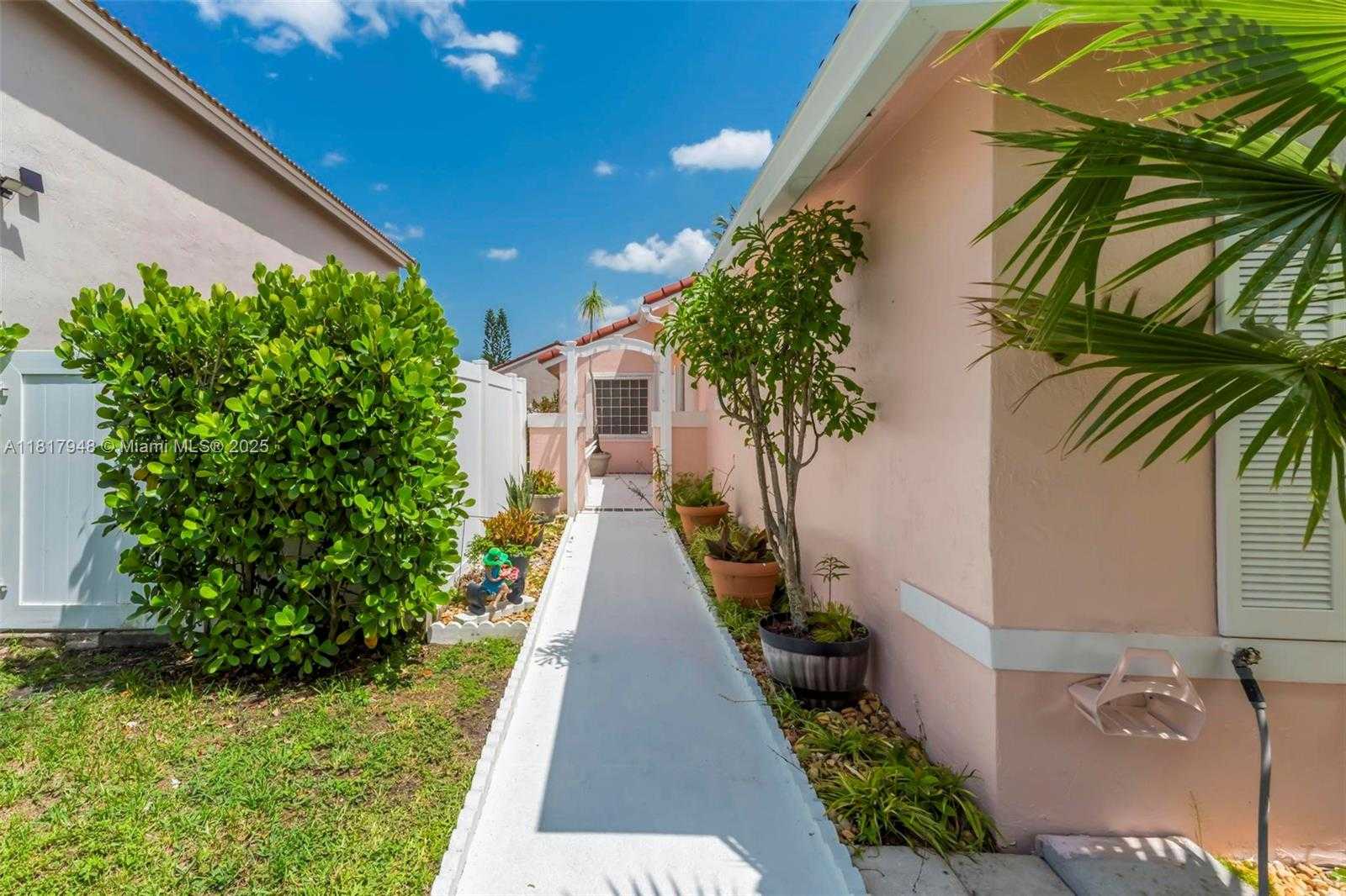 Small Image of 1061 NORTH WEST 191ST AVE, Pembroke Pines Number 28