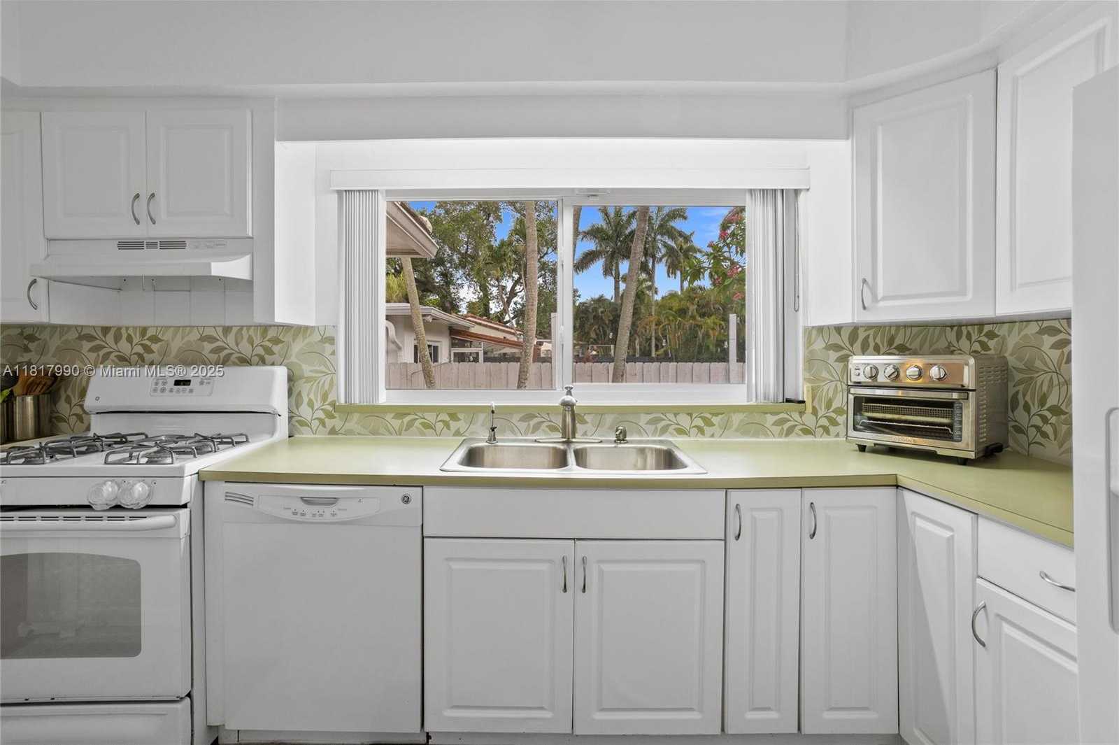 Small Image of 790 NORTH EAST 119TH ST, Biscayne Park Number 12
