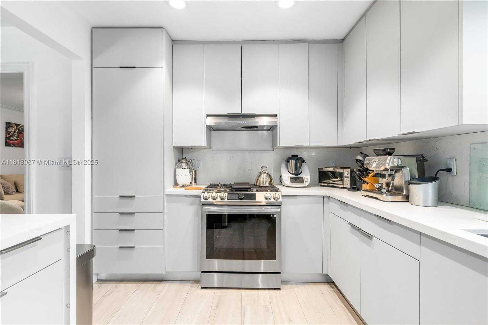 Small Image of 719 WEST 51ST ST, Miami Beach Number 10
