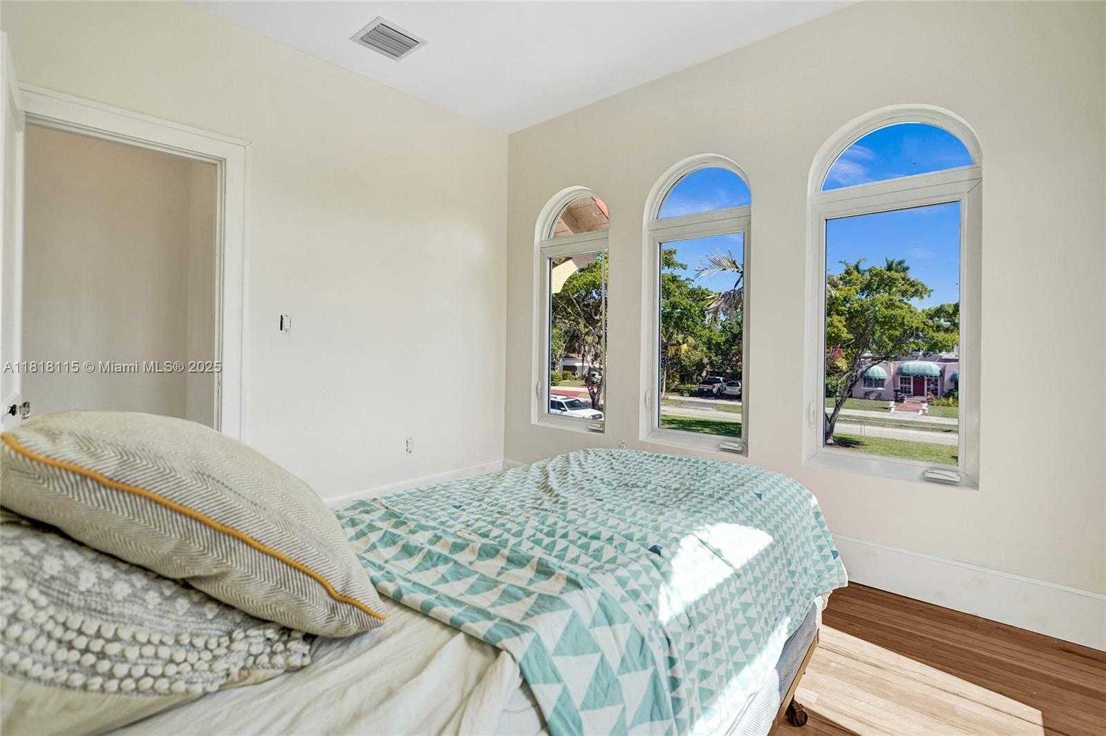 Small Image of 1731 NORTH EAST 171ST ST, North Miami Beach Number 35