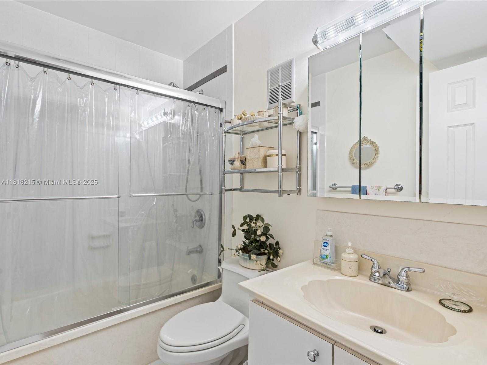 Small Image of 9530 ALCAZAR LN, Davie Number 15