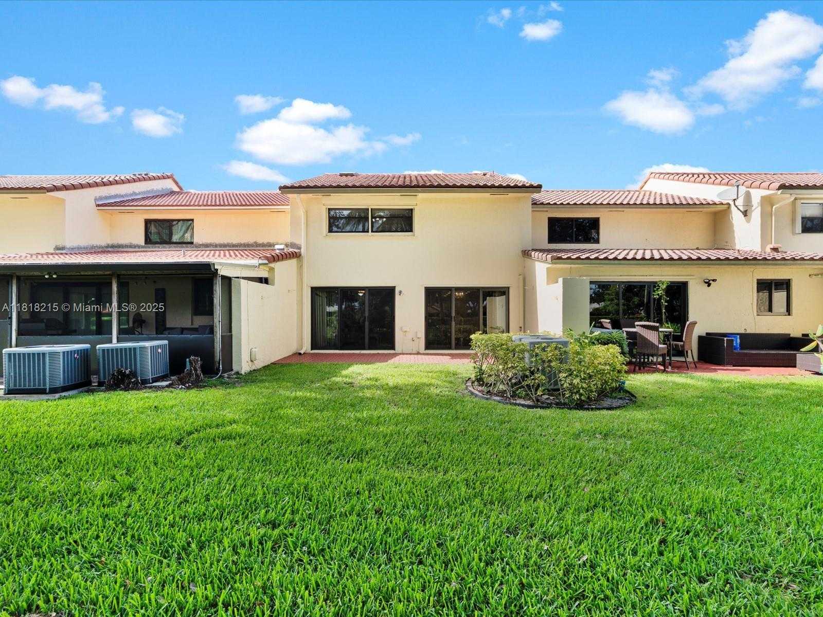 Small Image of 9530 ALCAZAR LN, Davie Number 2