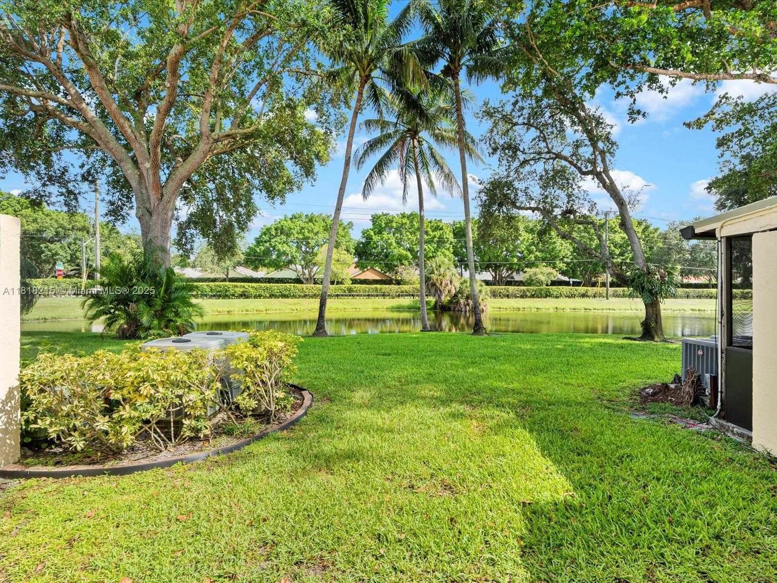 Small Image of 9530 ALCAZAR LN, Davie Number 3