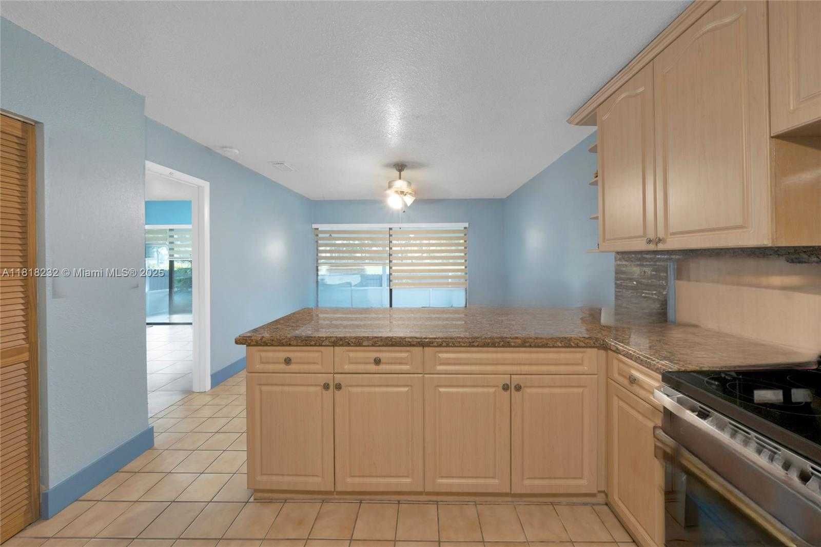 Small Image of 7517 NORTH AUGUSTA DRIVE, Hialeah Number 10