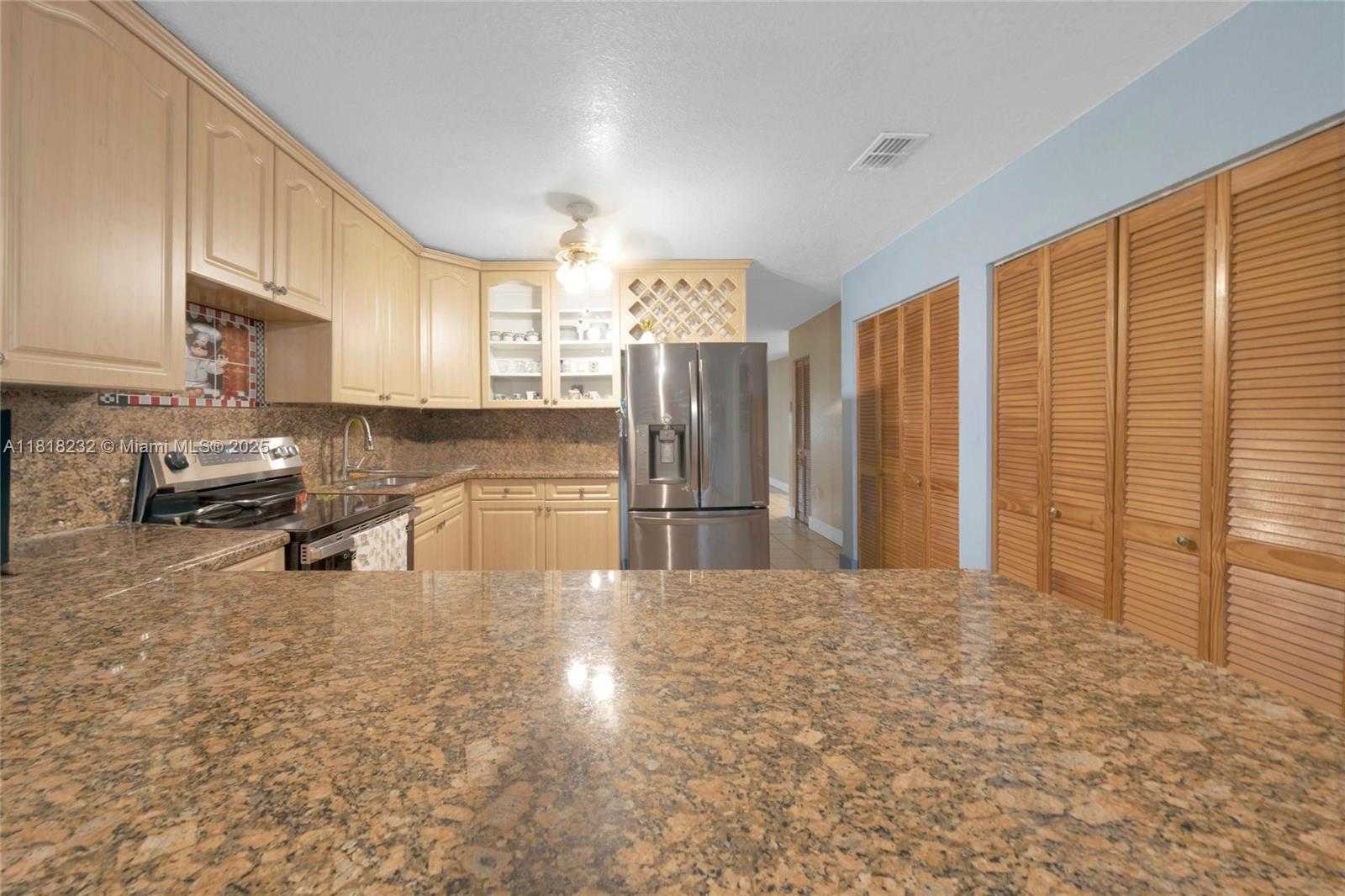 Small Image of 7517 NORTH AUGUSTA DRIVE, Hialeah Number 11