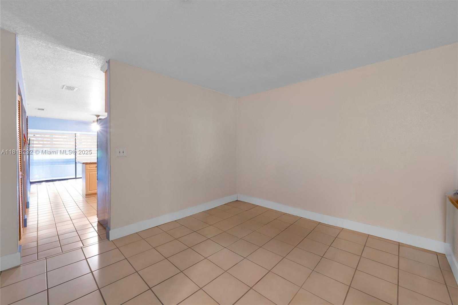 Small Image of 7517 NORTH AUGUSTA DRIVE, Hialeah Number 12
