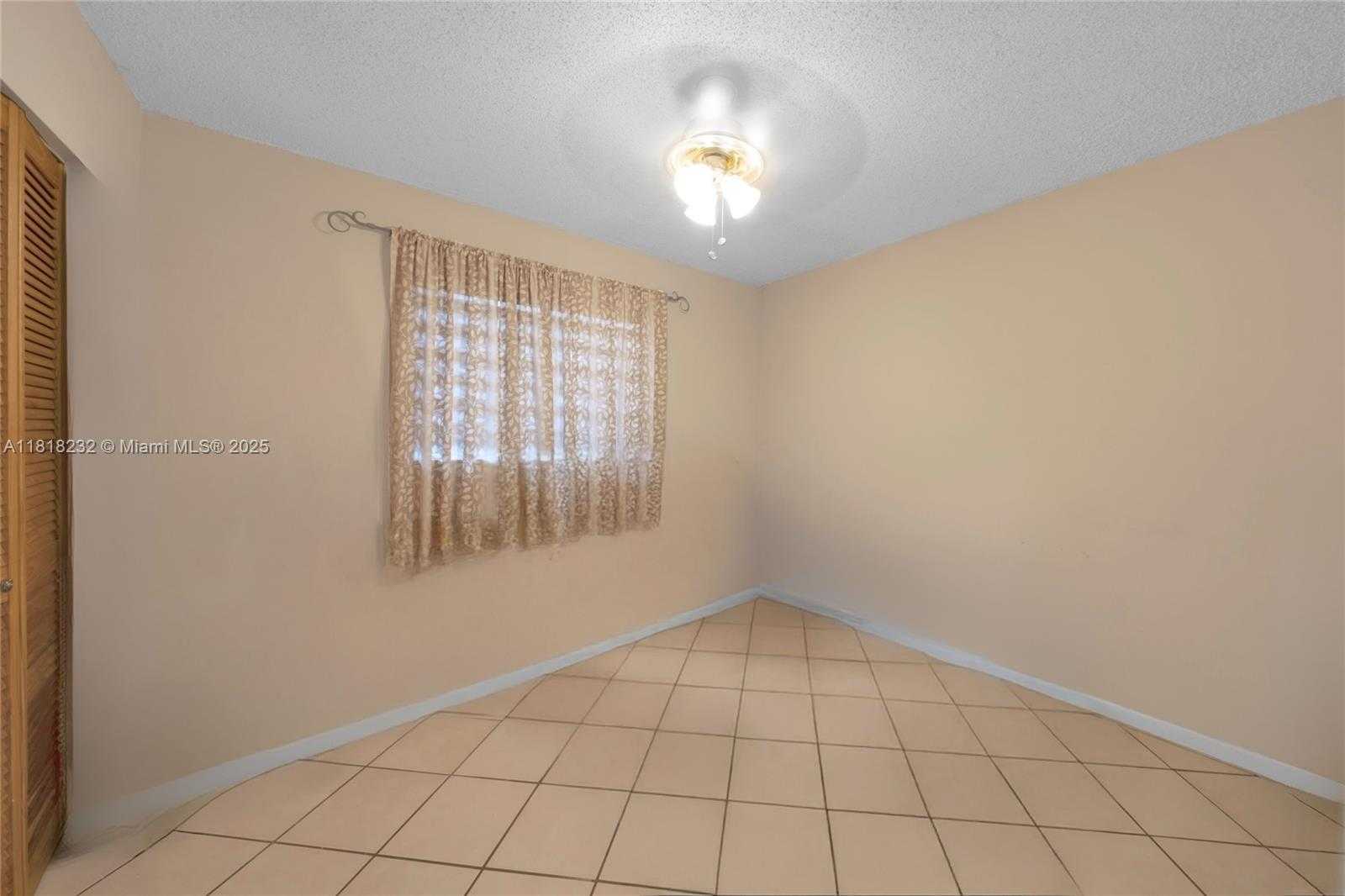 Small Image of 7517 NORTH AUGUSTA DRIVE, Hialeah Number 15