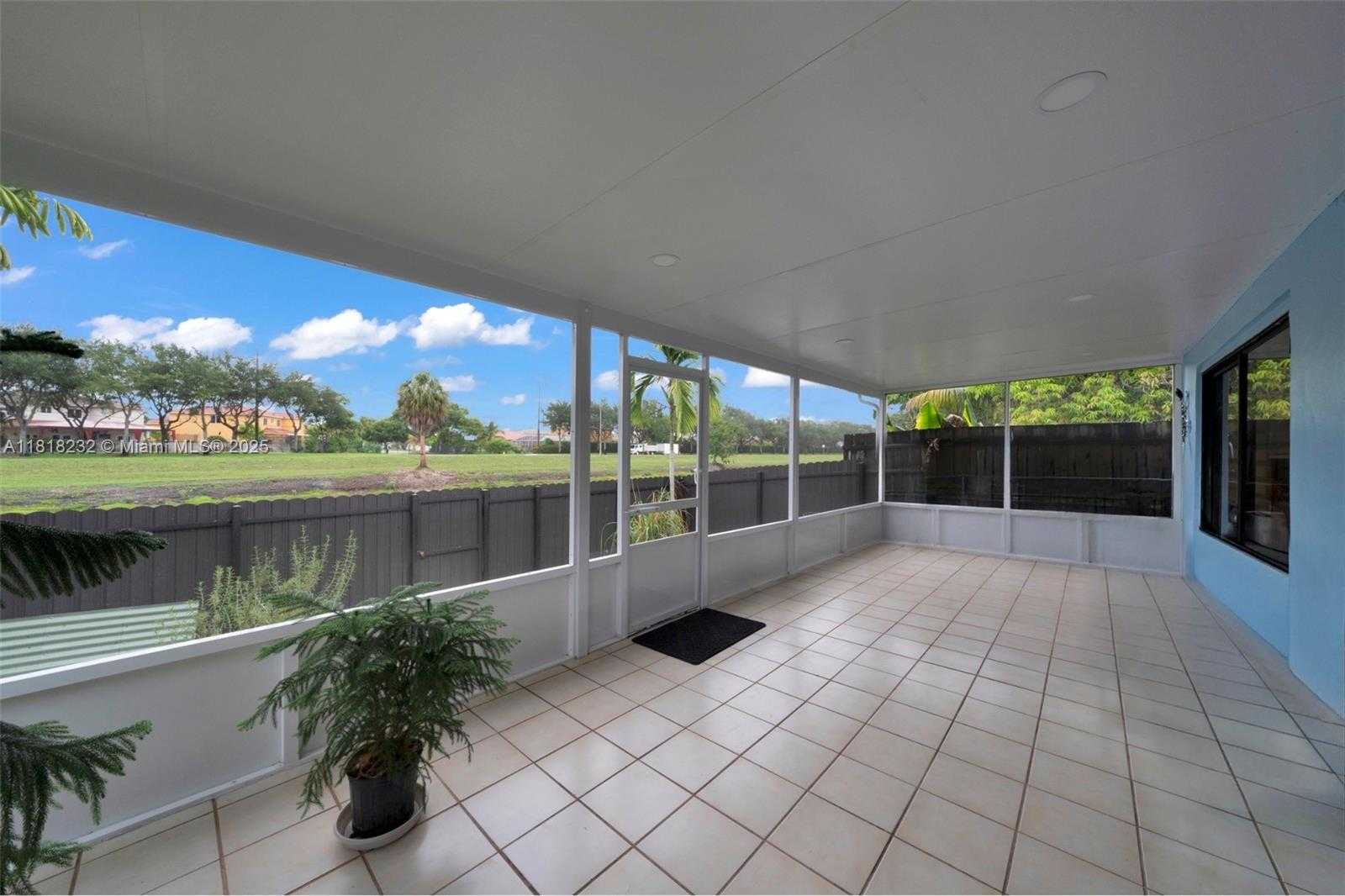 Small Image of 7517 NORTH AUGUSTA DRIVE, Hialeah Number 21