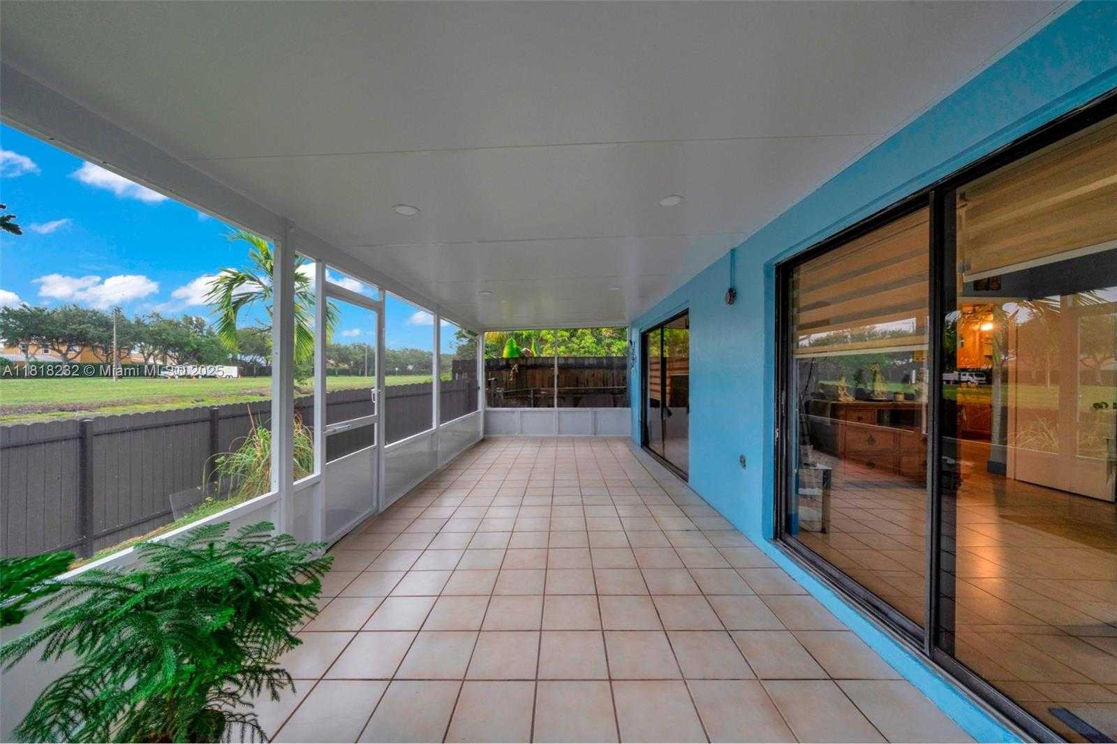 Small Image of 7517 NORTH AUGUSTA DRIVE, Hialeah Number 22