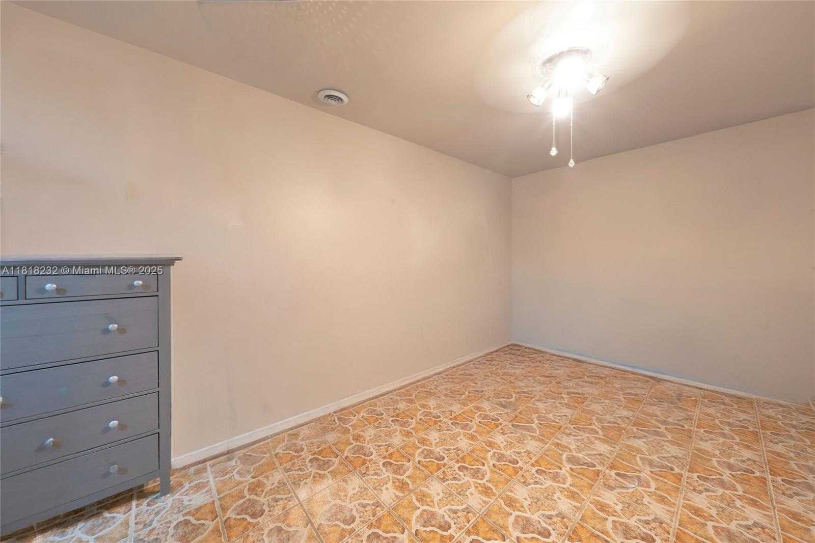 Small Image of 7517 NORTH AUGUSTA DRIVE, Hialeah Number 9