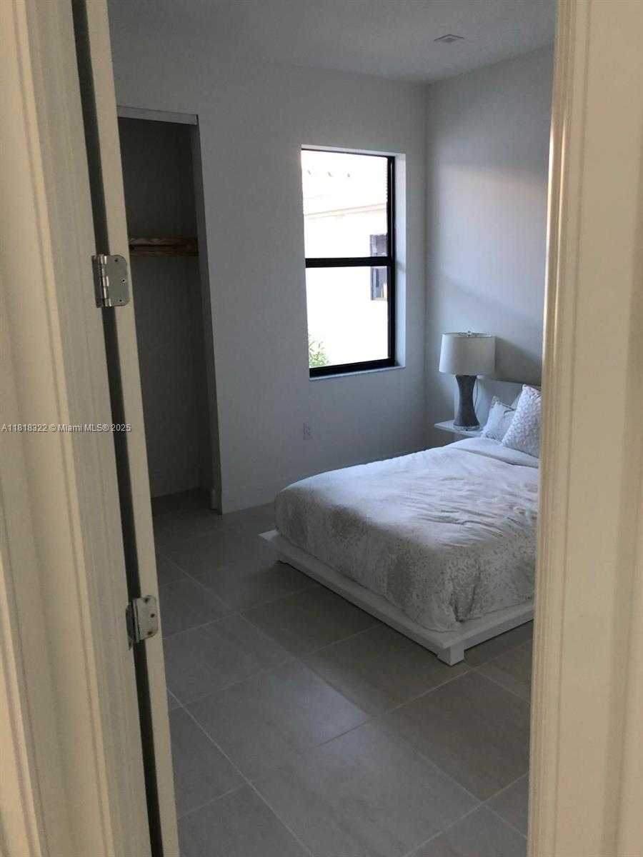 Small Image of Doral Number 8