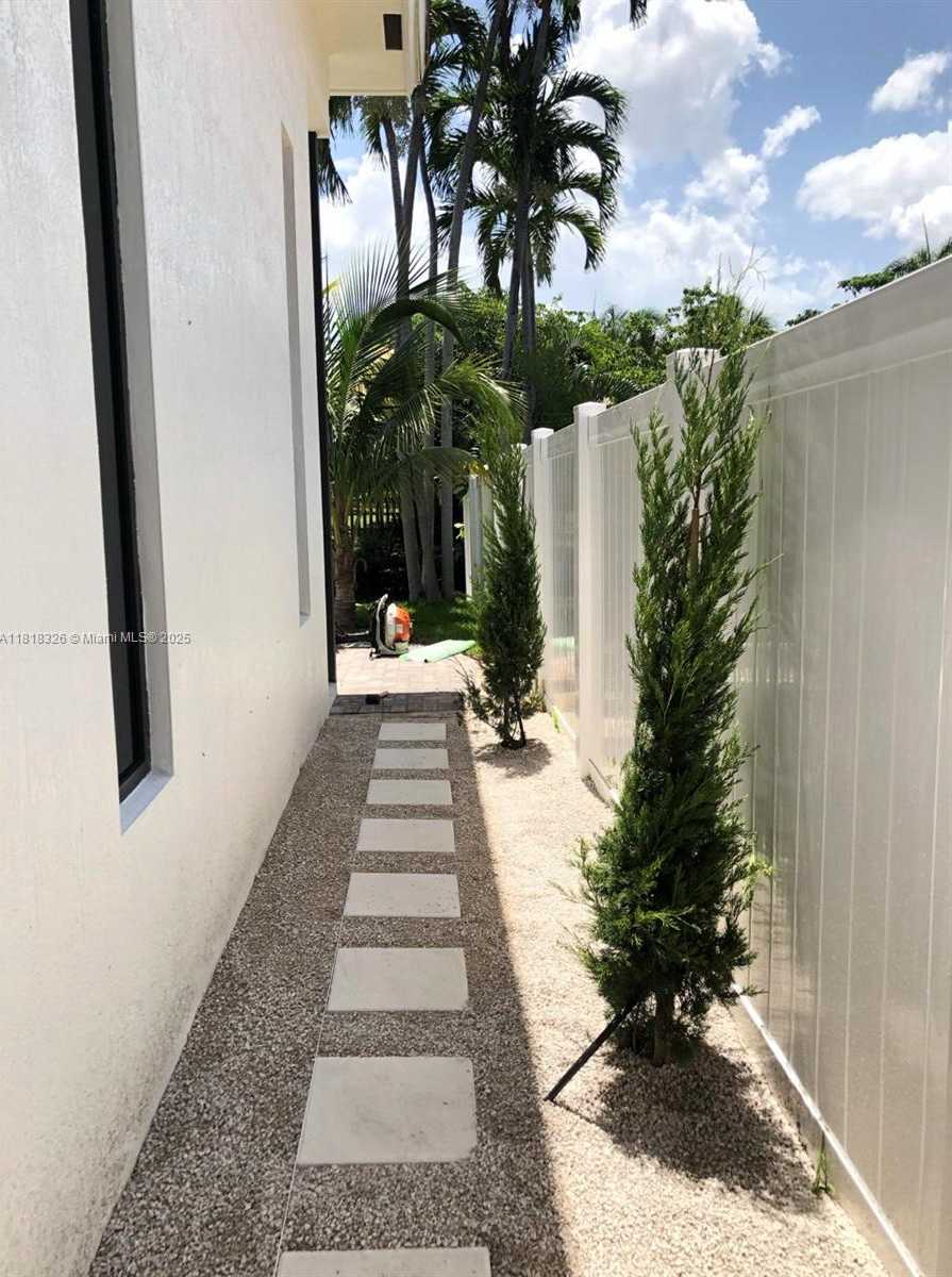 Small Image of 1951 SOUTH WEST 28TH AVE, Fort Lauderdale Number 7