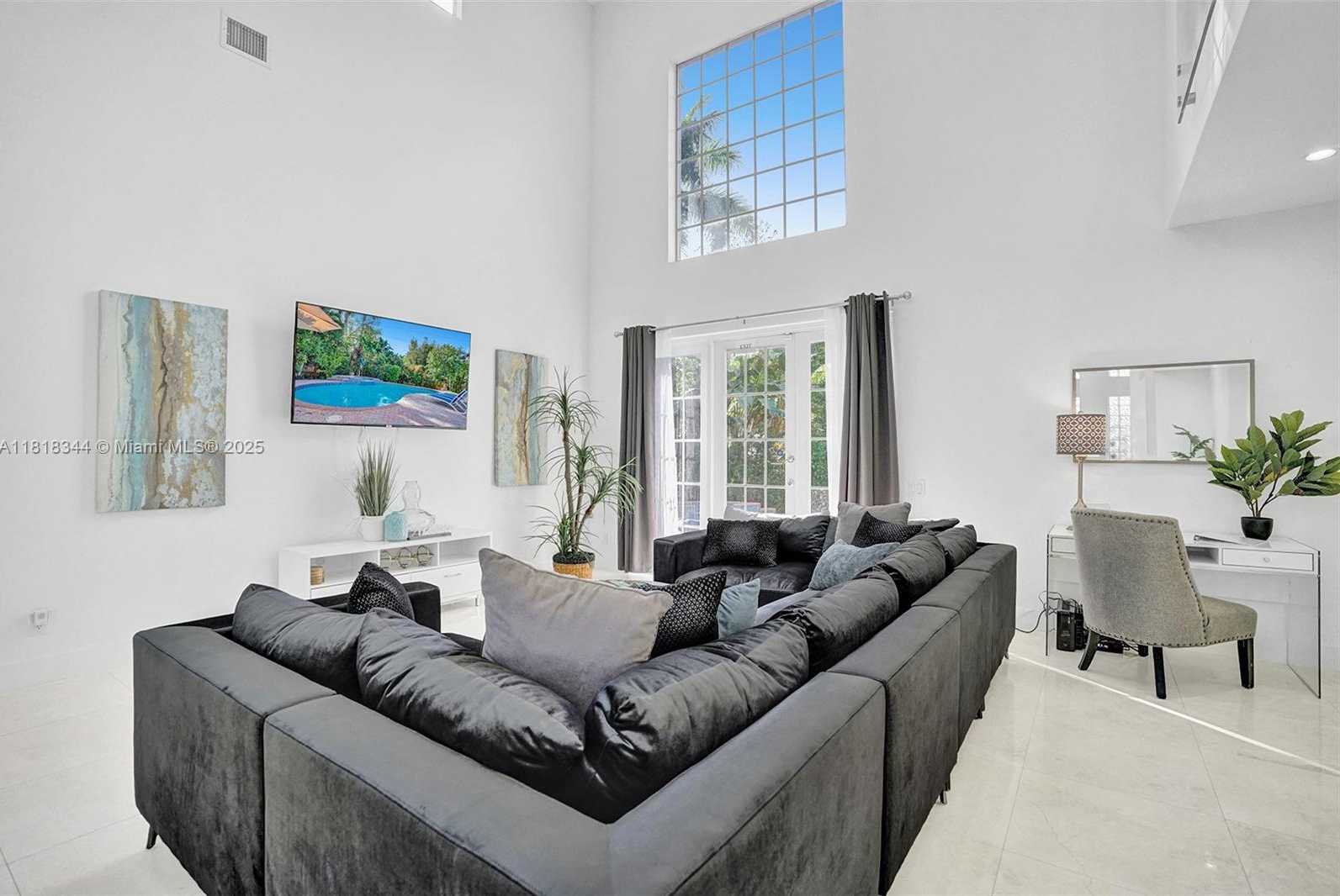 Small Image of 1350 HOLLYWOOD BLVD, Hollywood Number 19