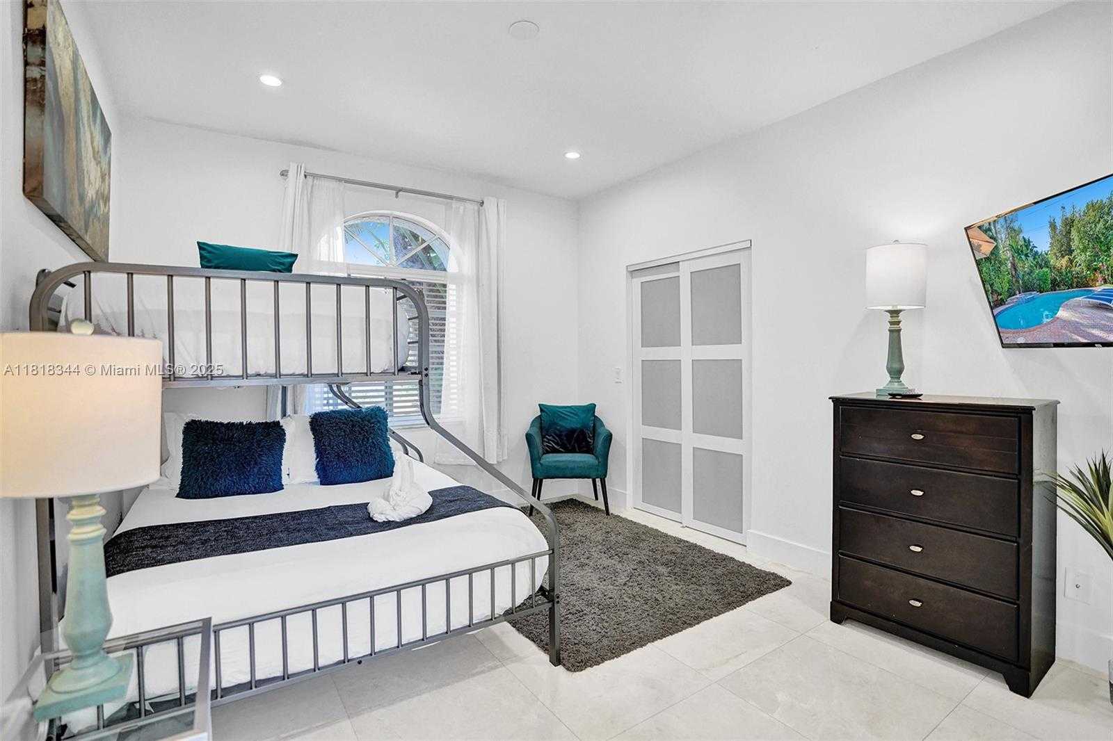Small Image of 1350 HOLLYWOOD BLVD, Hollywood Number 37