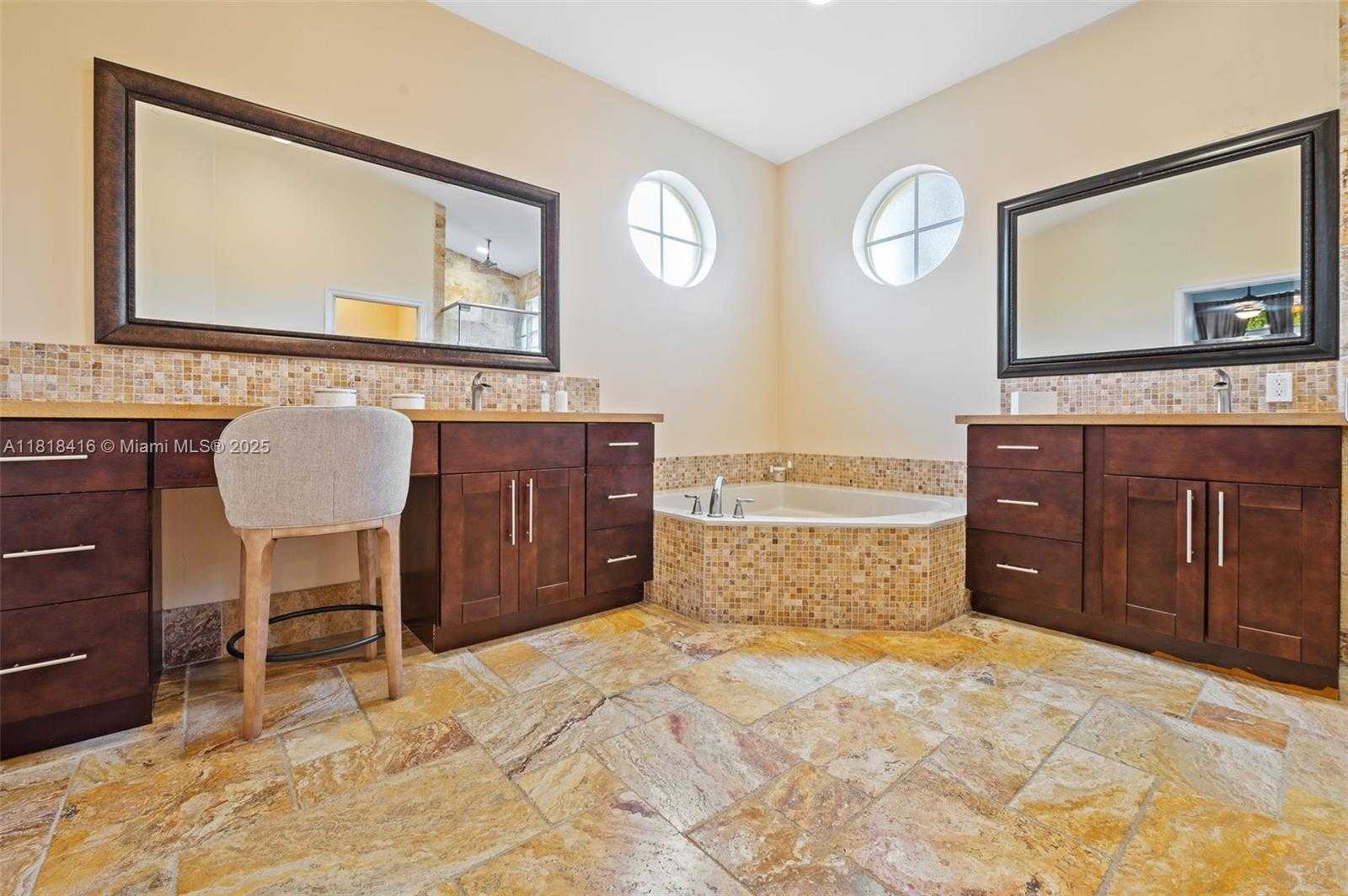 Small Image of 2510 JARDIN DR, Weston Number 17