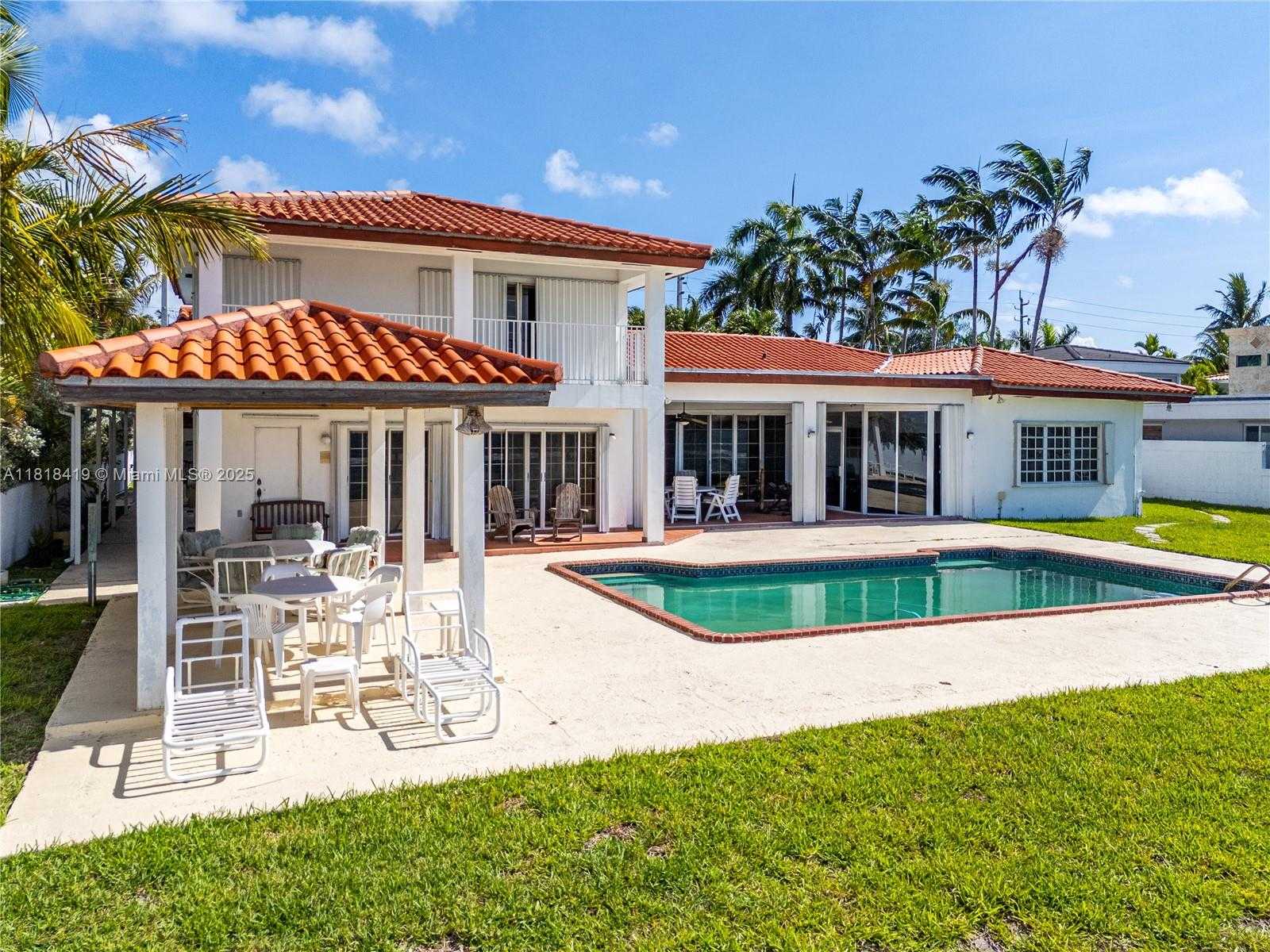 Small Image of 1730 BAY DR, Miami Beach Number 13