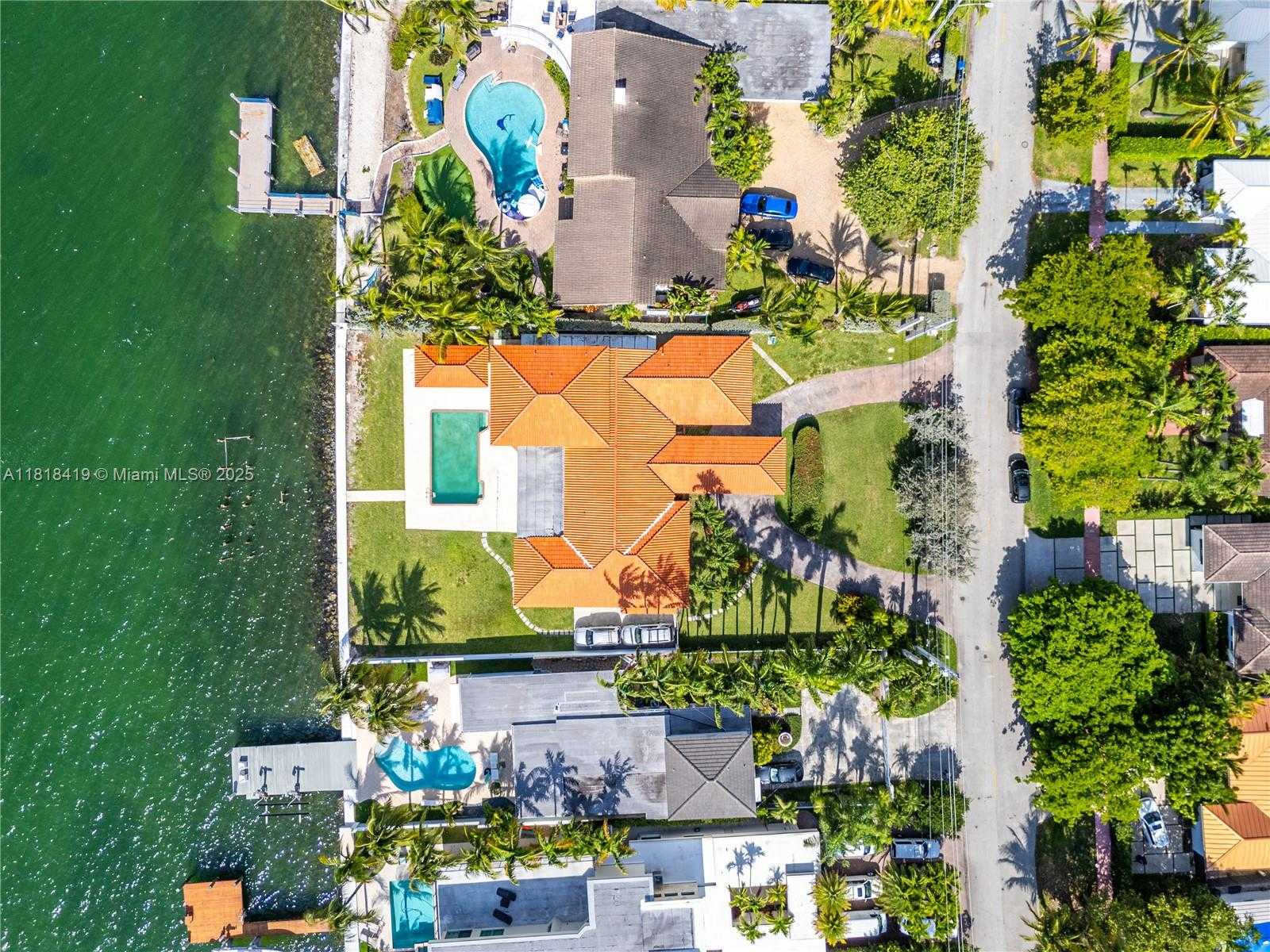Small Image of 1730 BAY DR, Miami Beach Number 14