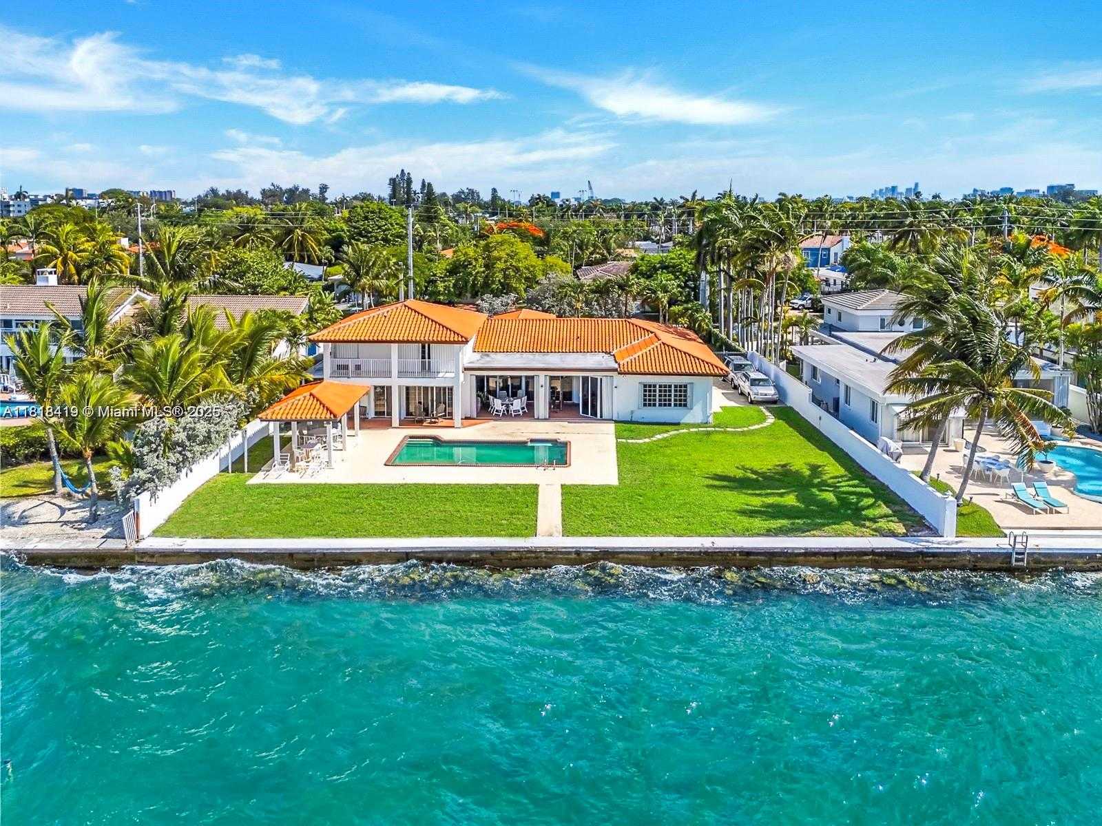 Small Image of 1730 BAY DR, Miami Beach Number 8