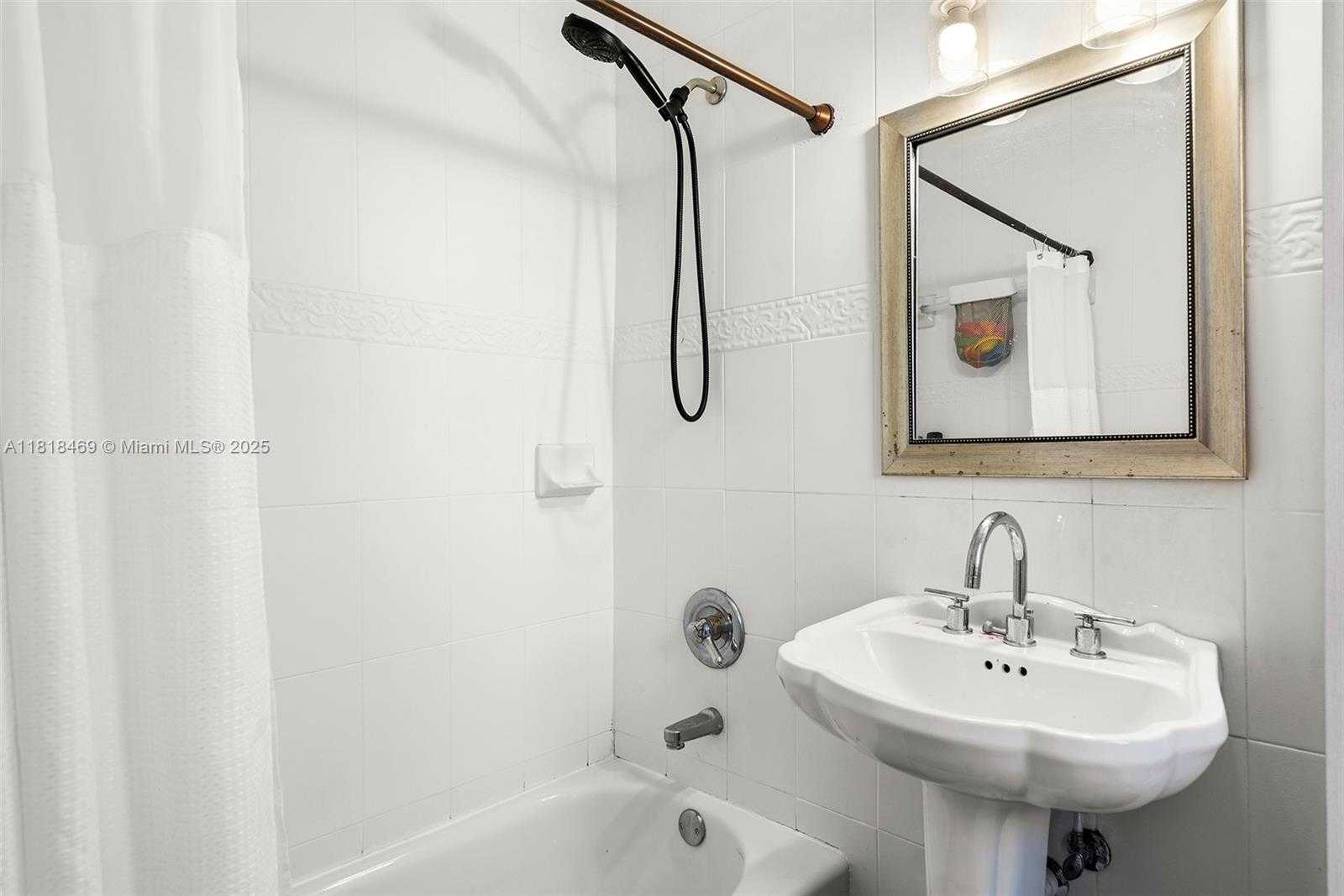Small Image of 1545 NORMANDY DR, Miami Beach Number 19