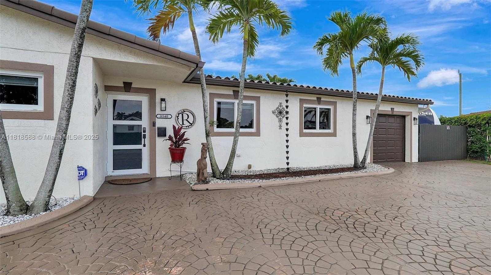 Small Image of 8540 NORTH WEST 182ND ST, Hialeah Number 4