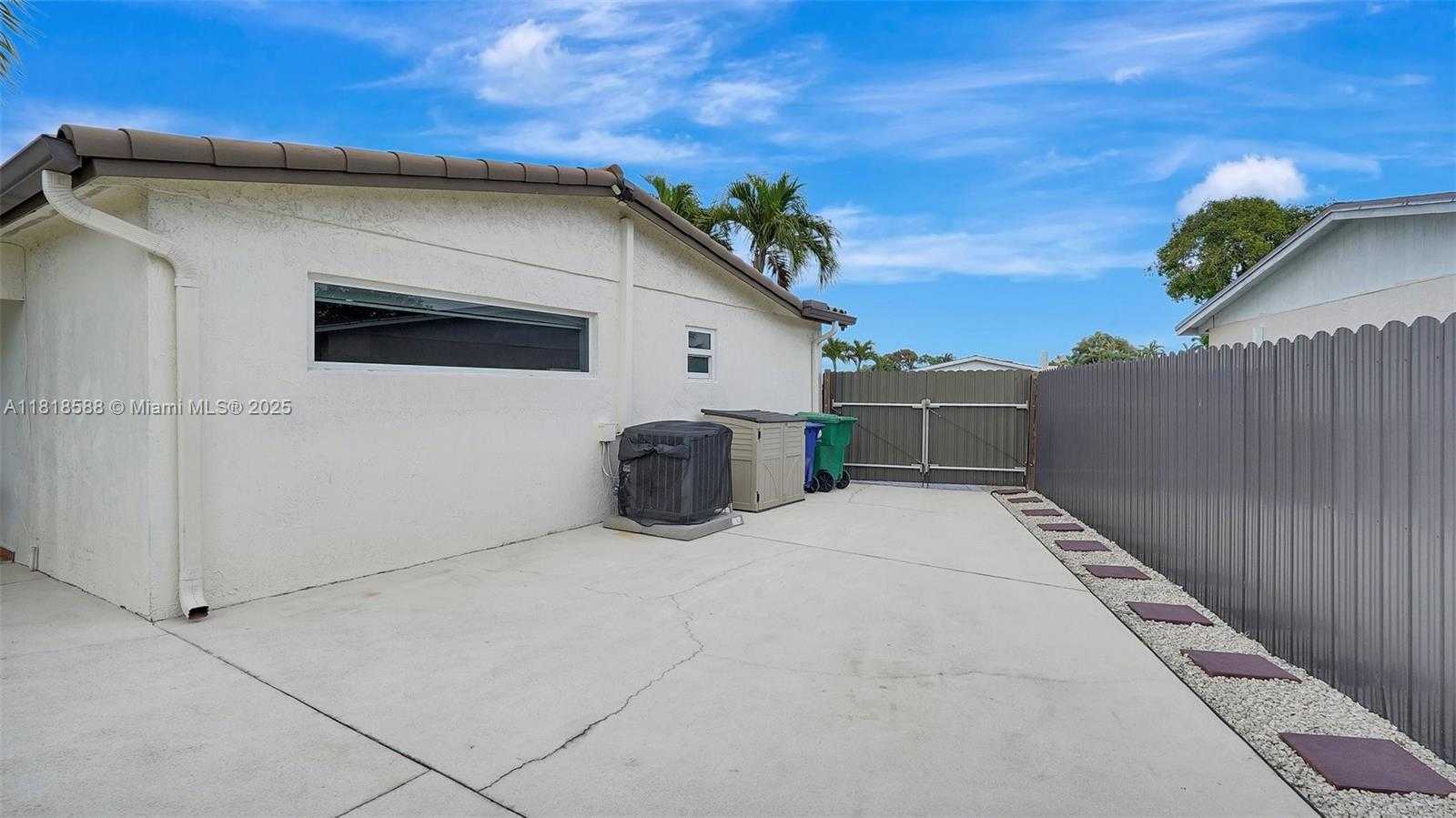 Small Image of 8540 NORTH WEST 182ND ST, Hialeah Number 40