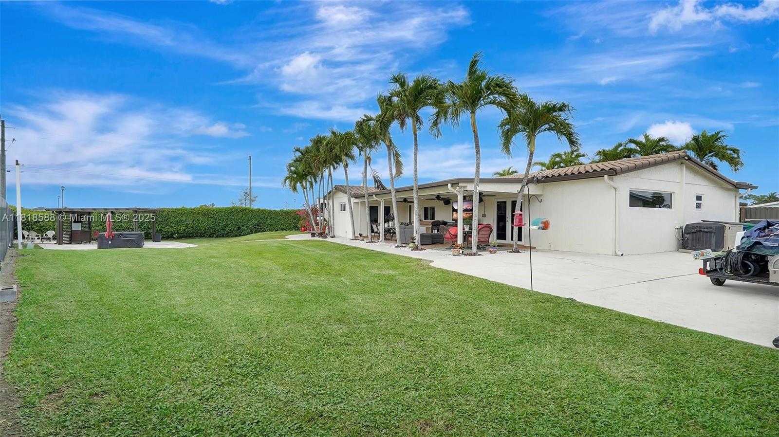 Small Image of 8540 NORTH WEST 182ND ST, Hialeah Number 43