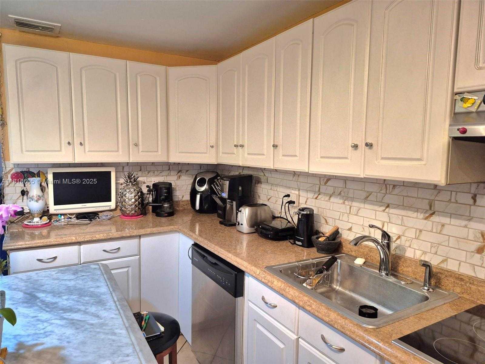 Small Image of 5930 NORTH FARRAGUT DR, Hollywood Number 20