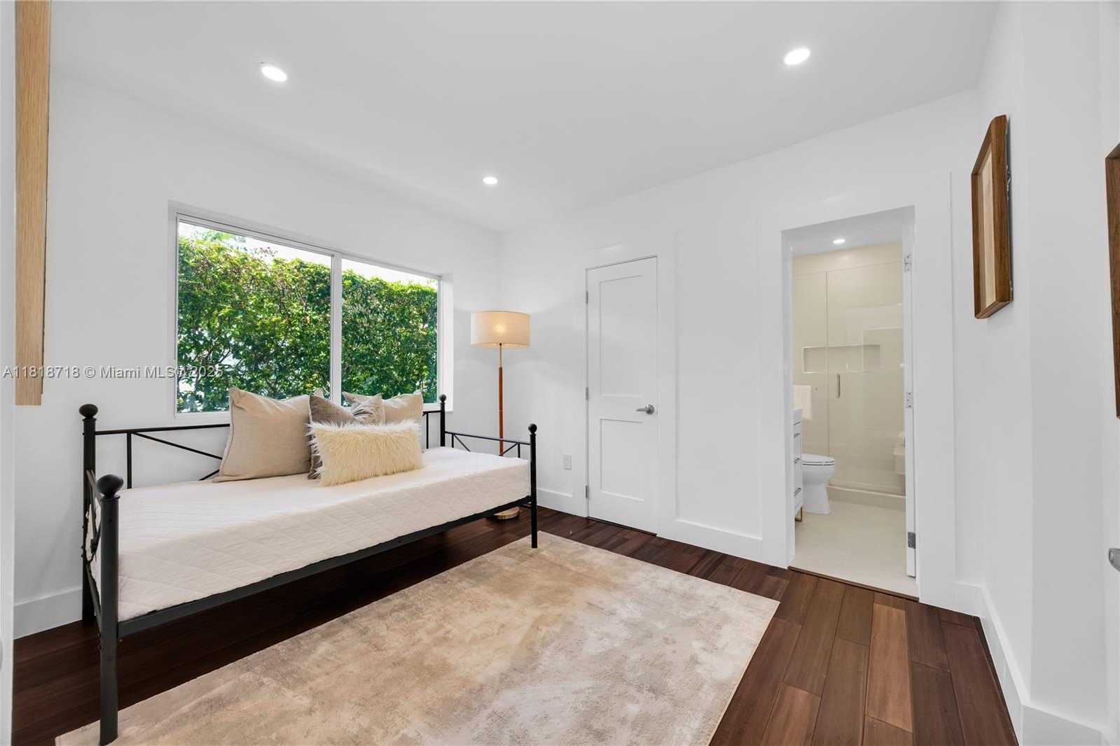 Small Image of 840 ALGERIA AVE, Coral Gables Number 21