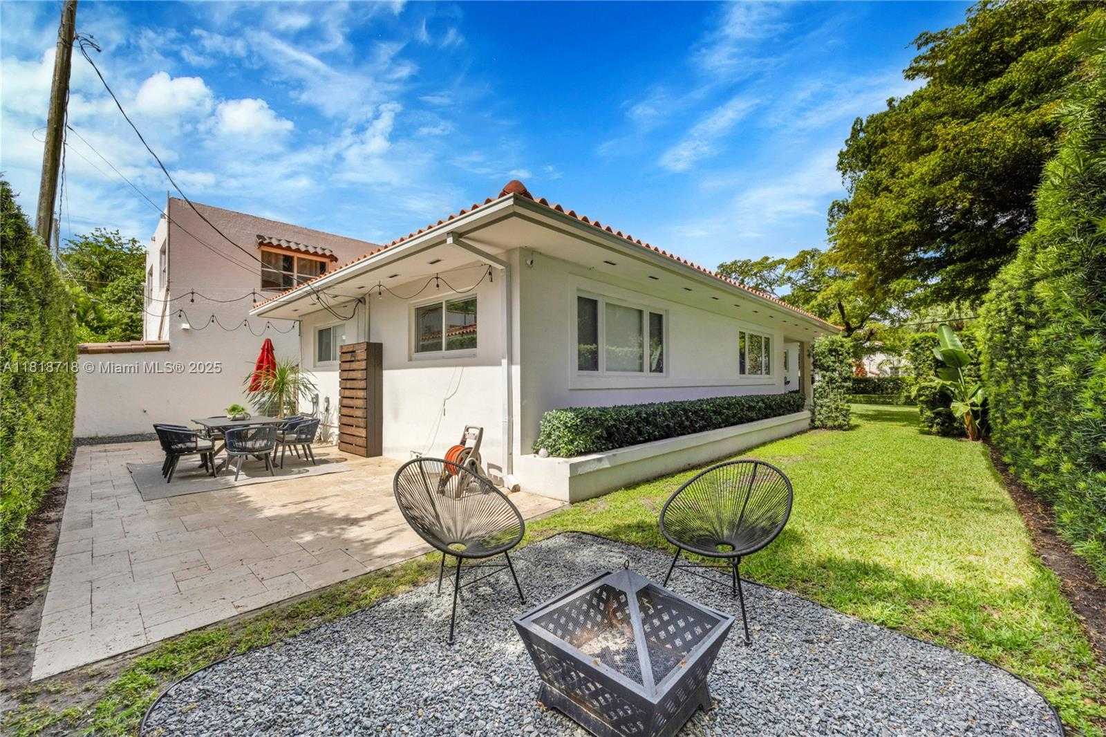 Small Image of 840 ALGERIA AVE, Coral Gables Number 23